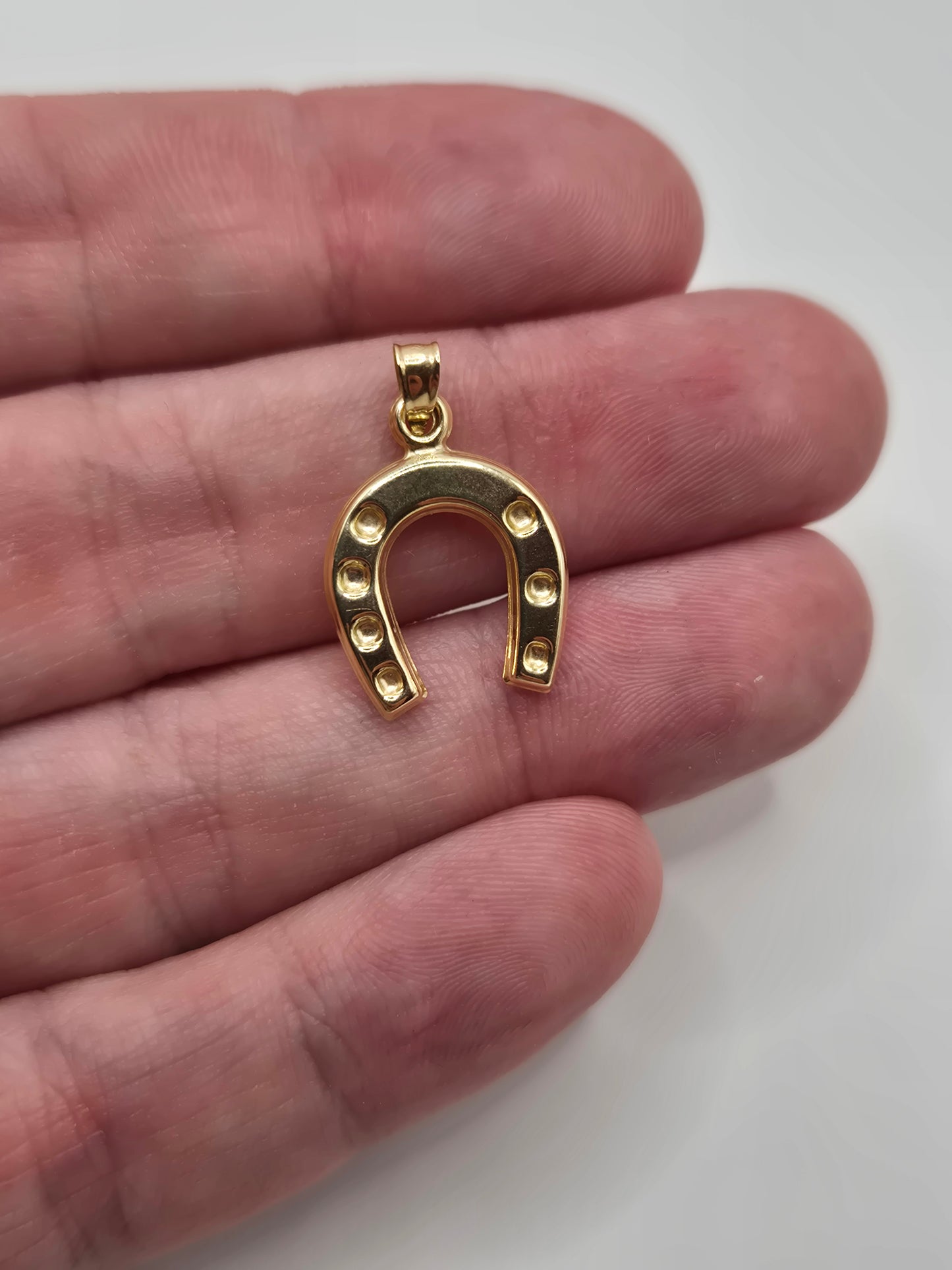 9ct gold horse shoe pendant