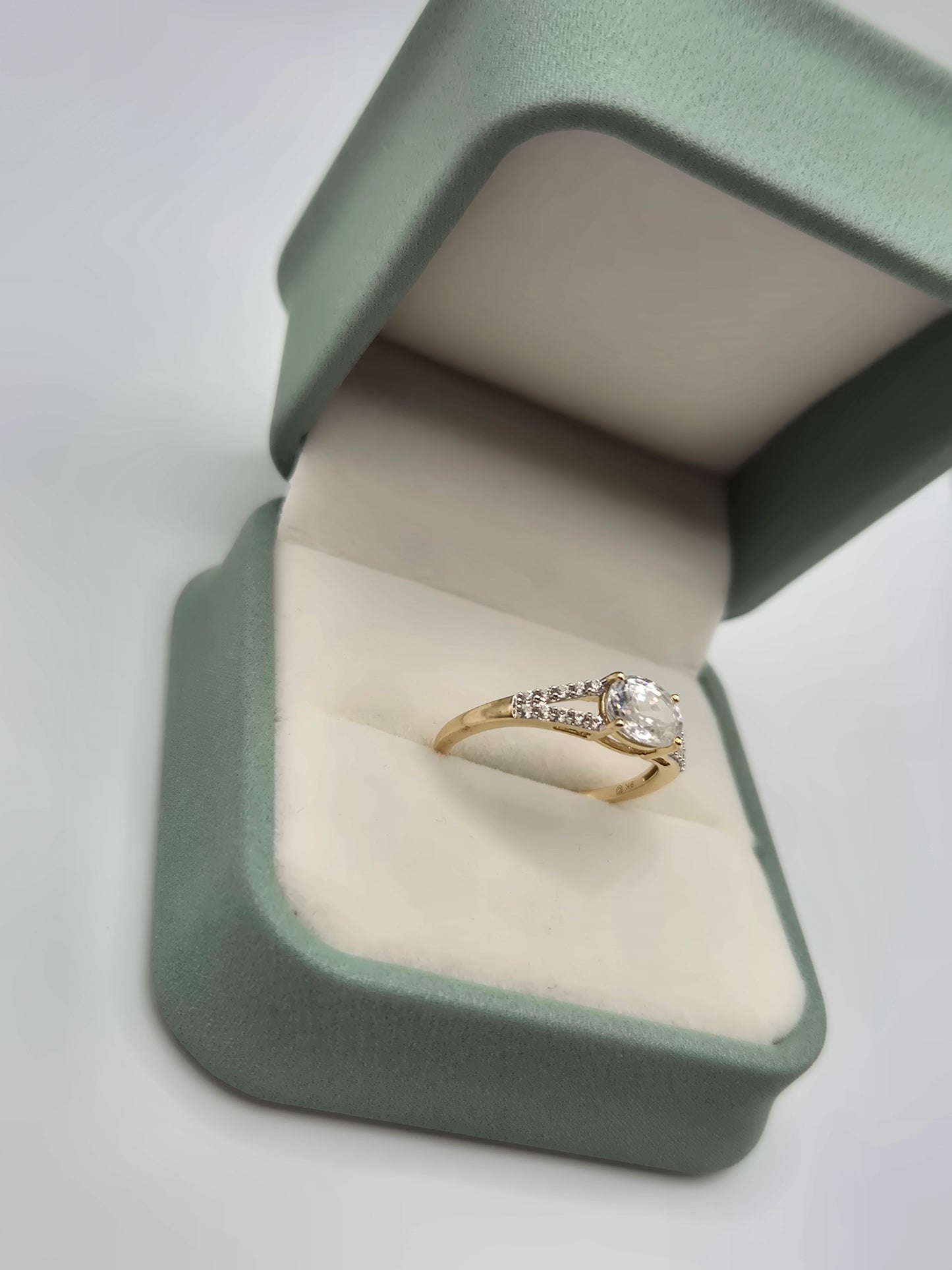 9ct gold white topaz ring