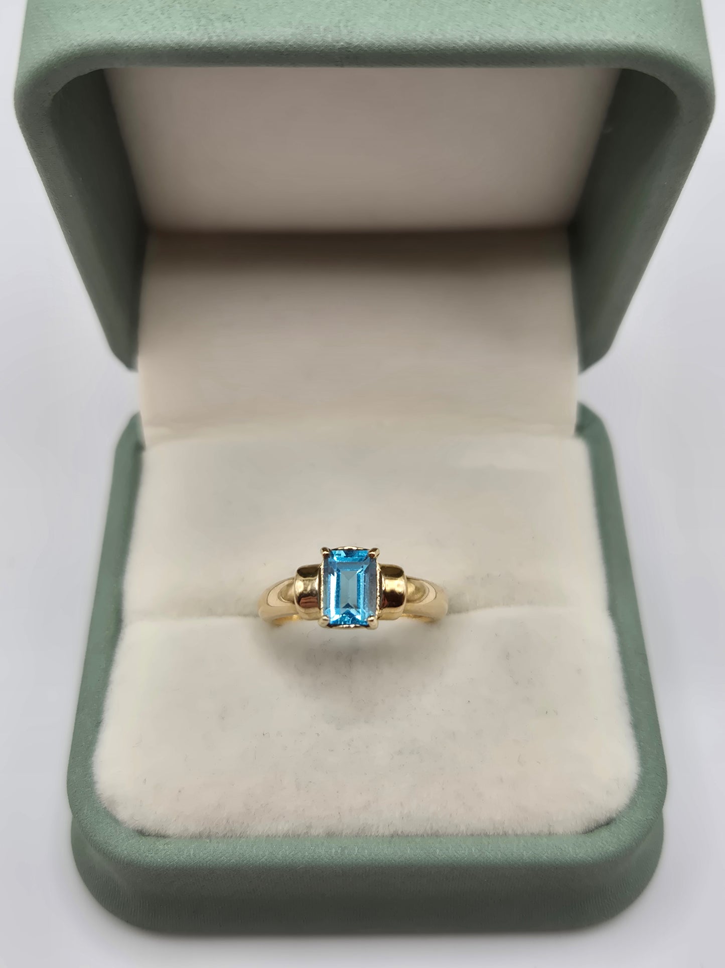 9ct gold topaz ring