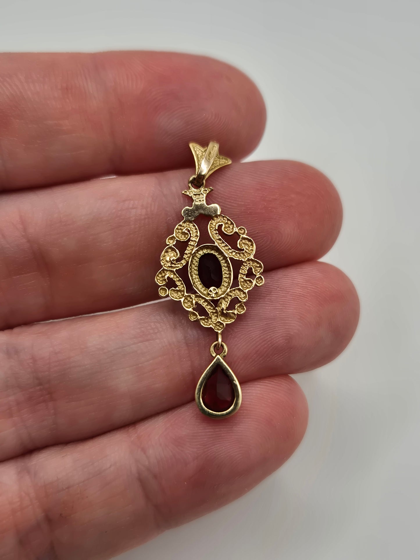 Vintage 9ct gold garnet pendant