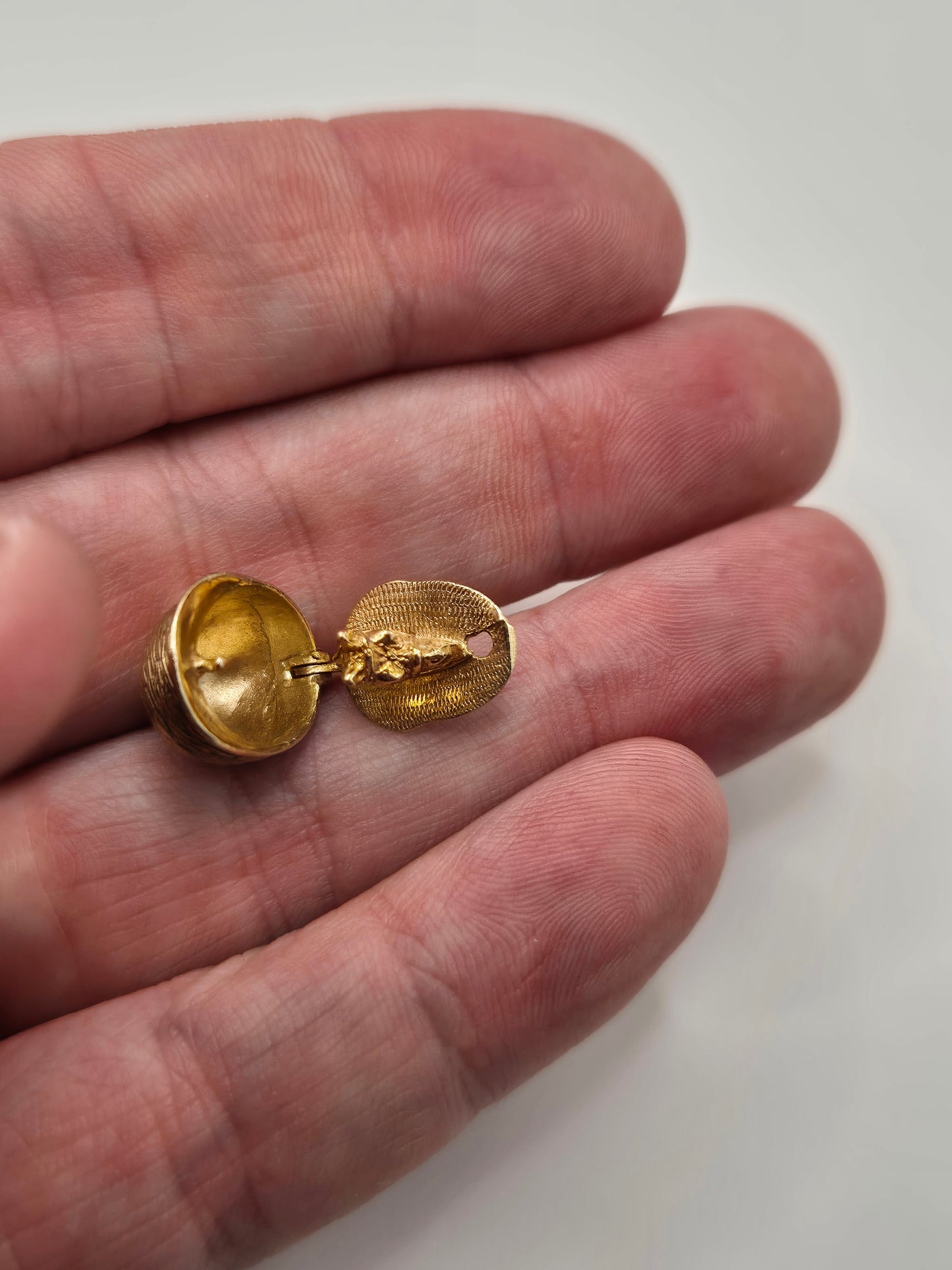 9ct gold jockey hat and horse charm