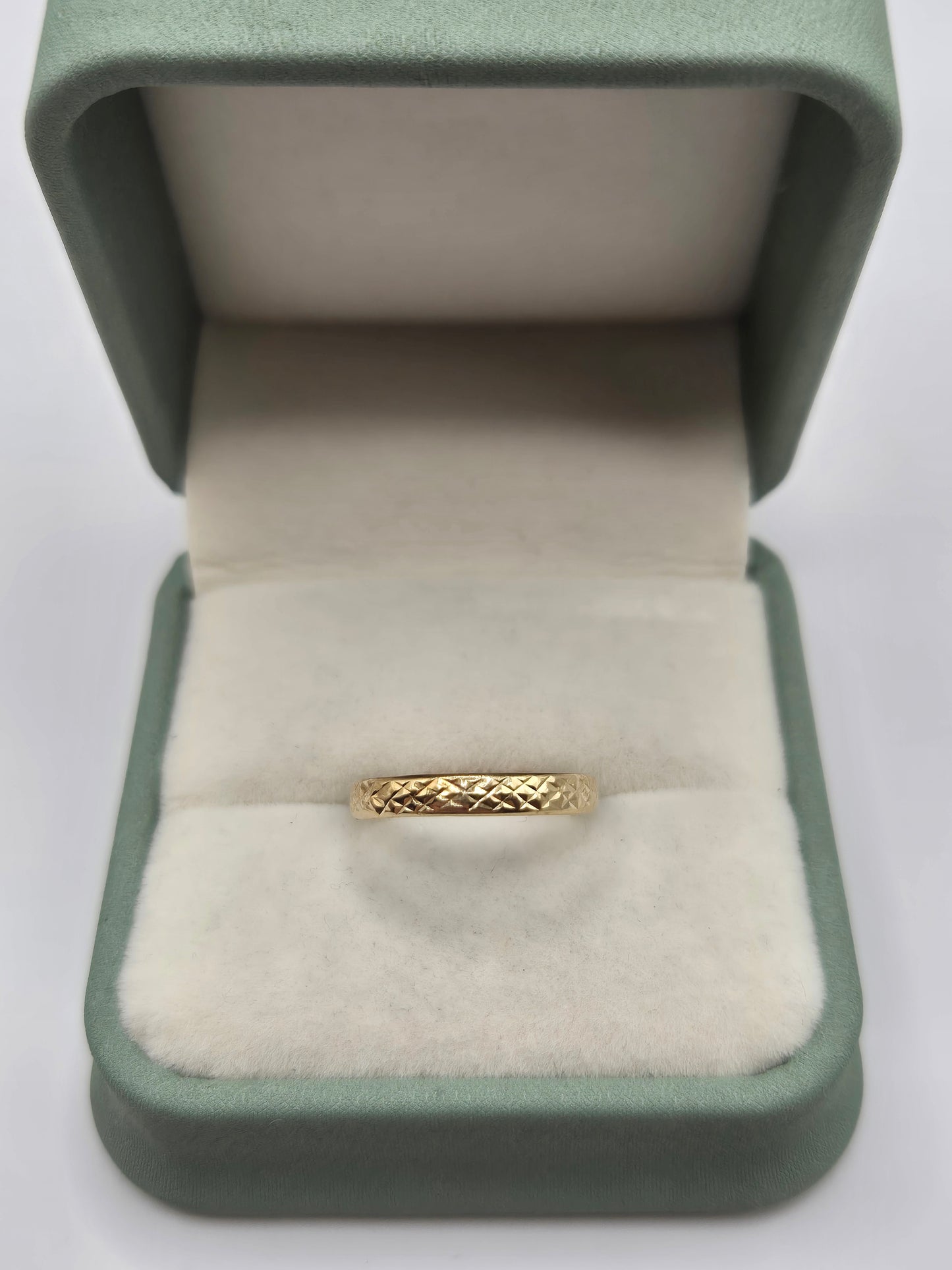 9ct gold patterned band ring