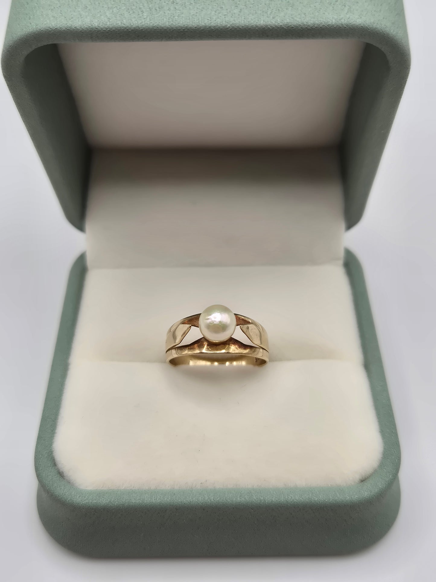 9ct gold pearl ring