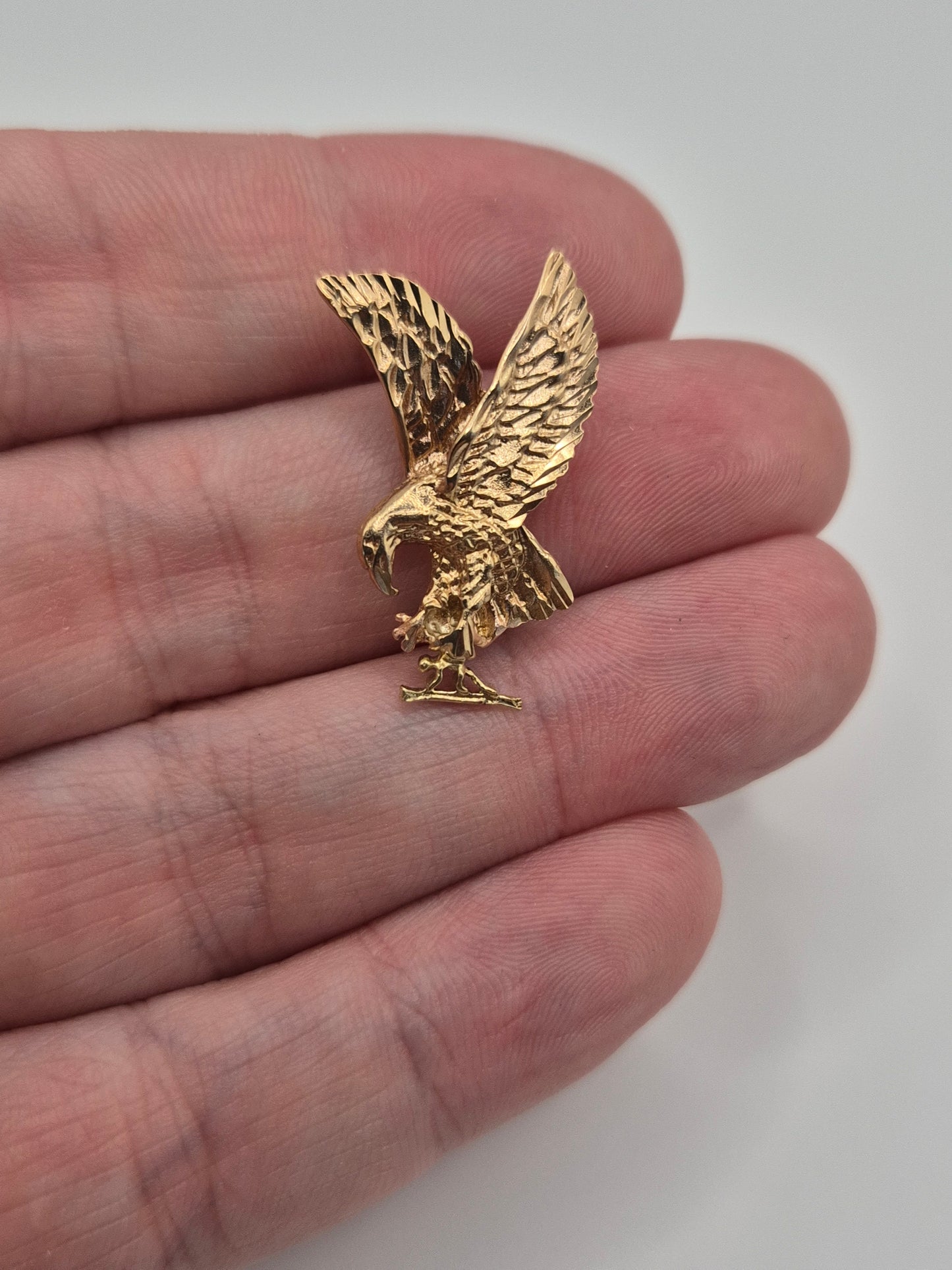 9ct gold eagle pendant