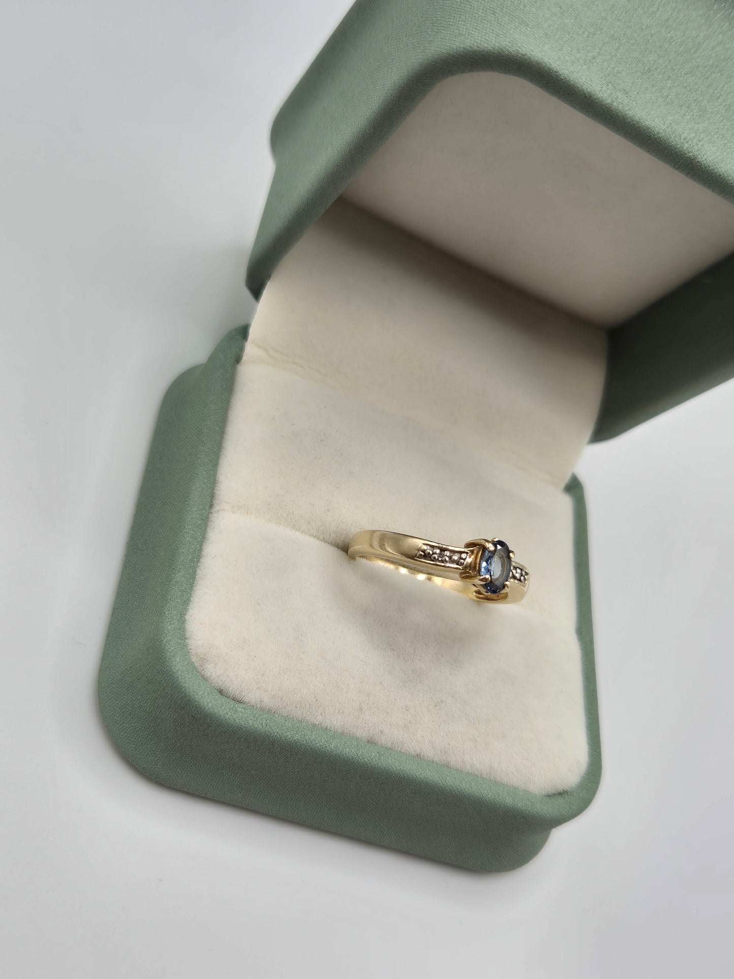 9ct gold tanzanite and diamond ring