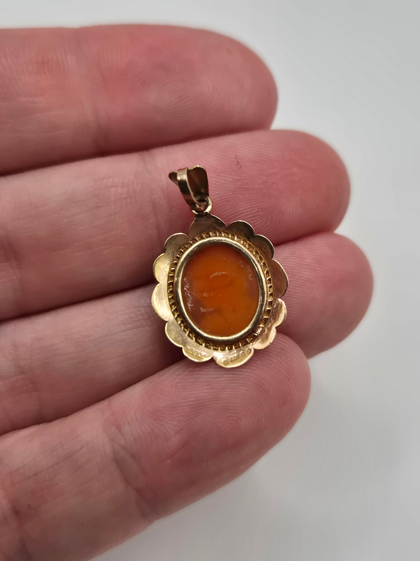 9ct gold cameo pendant