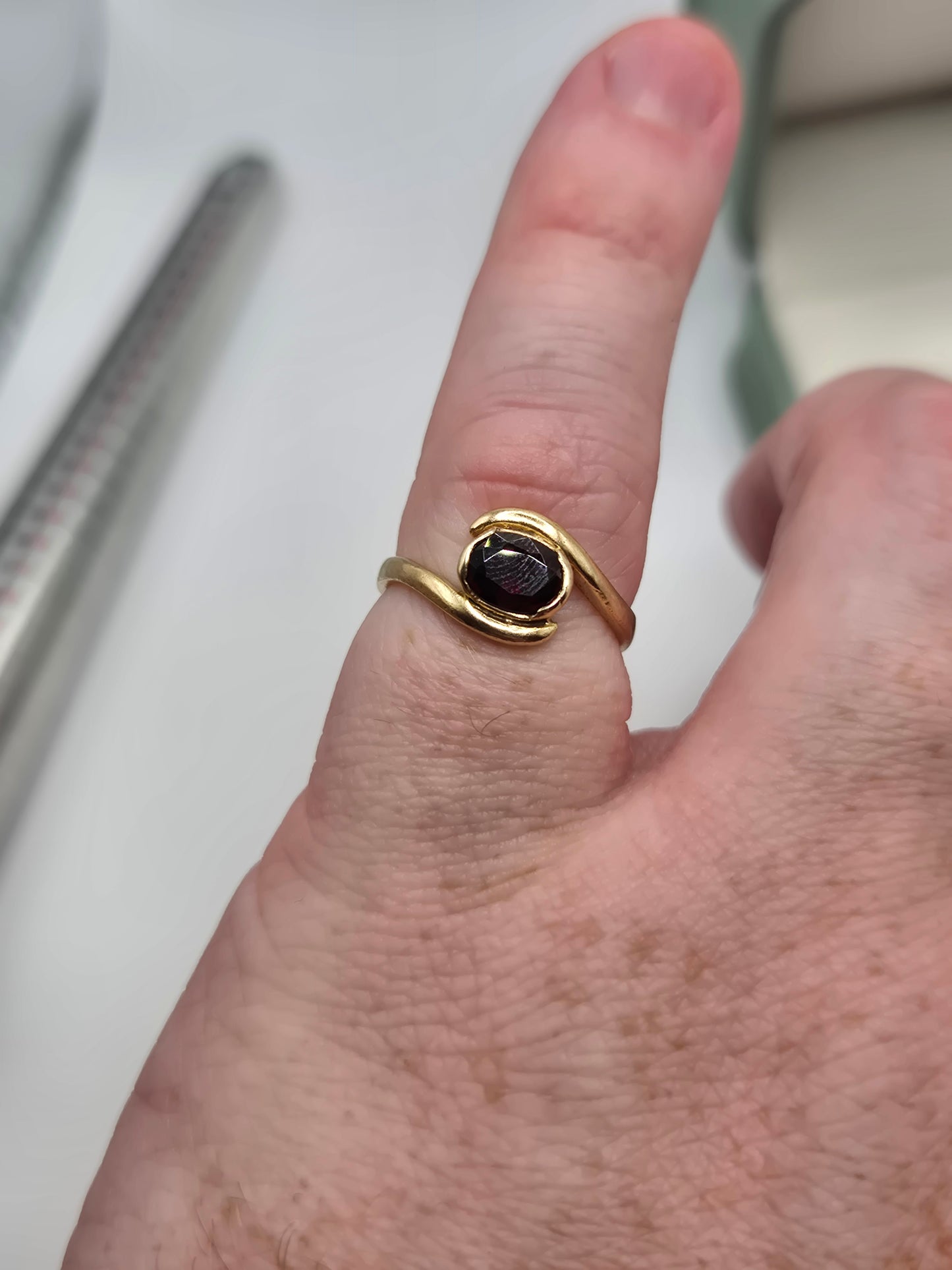 9ct gold garnet ring