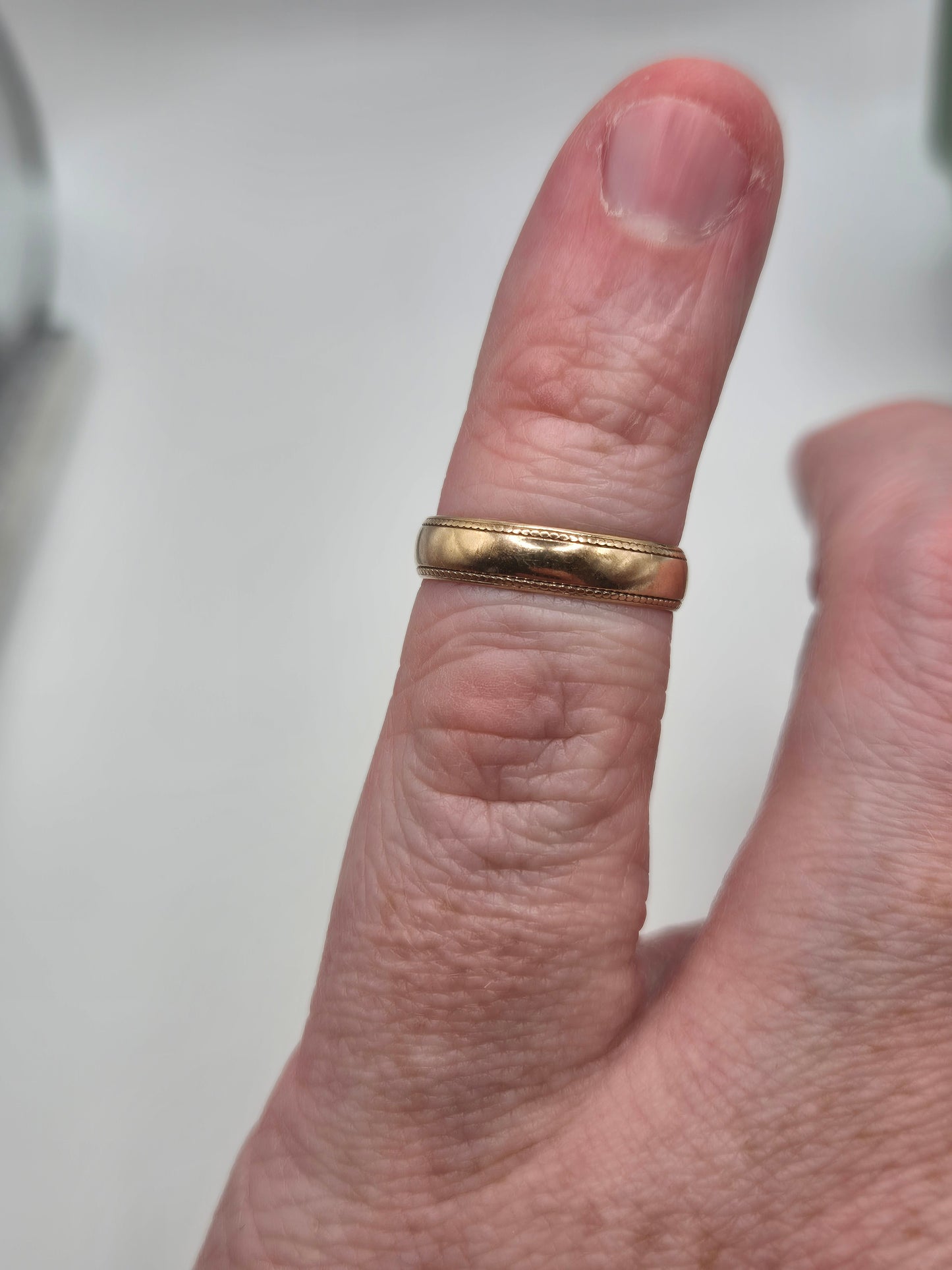 9ct gold patterned band ring