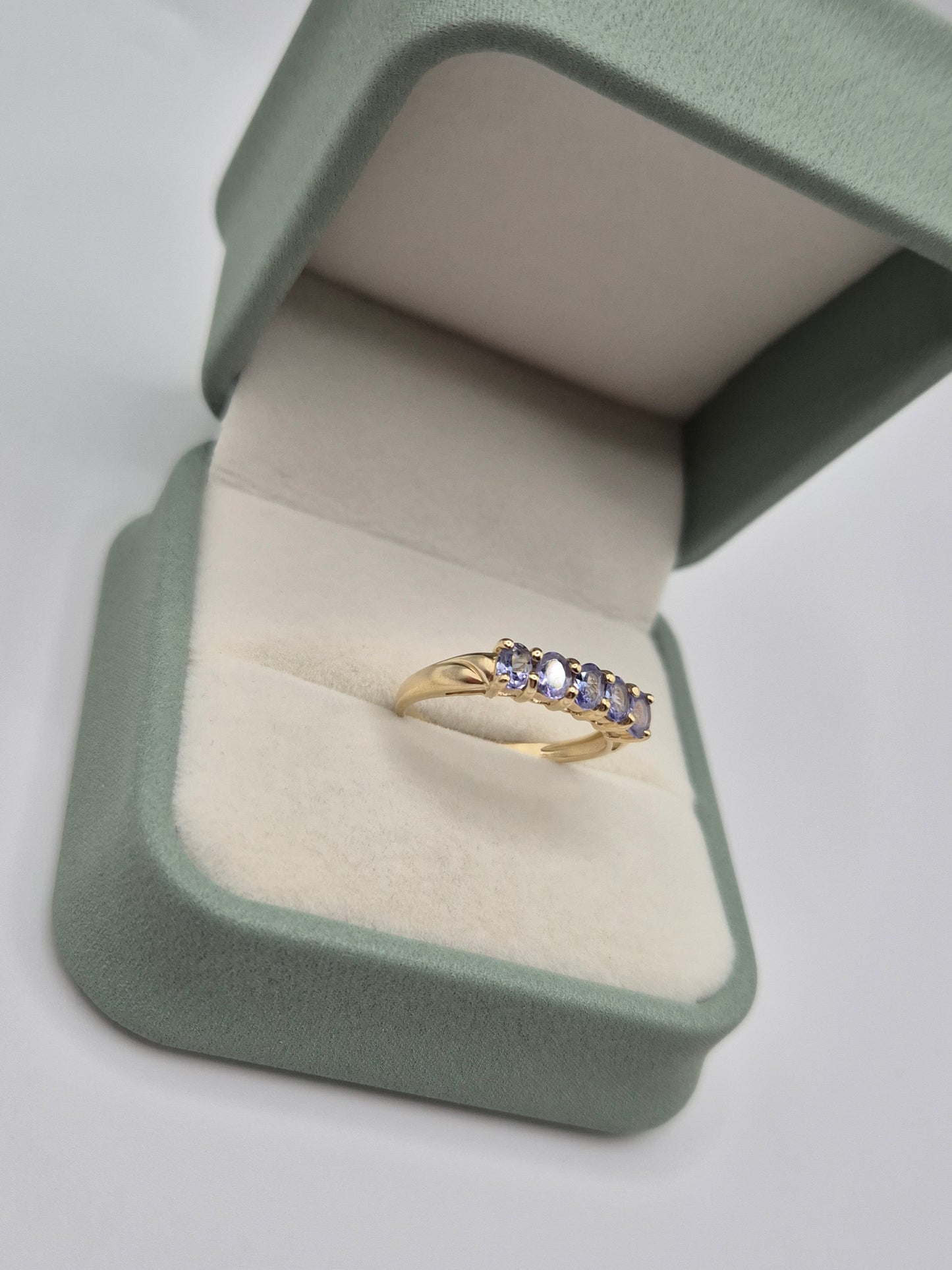 9ct gold tanzanite ring