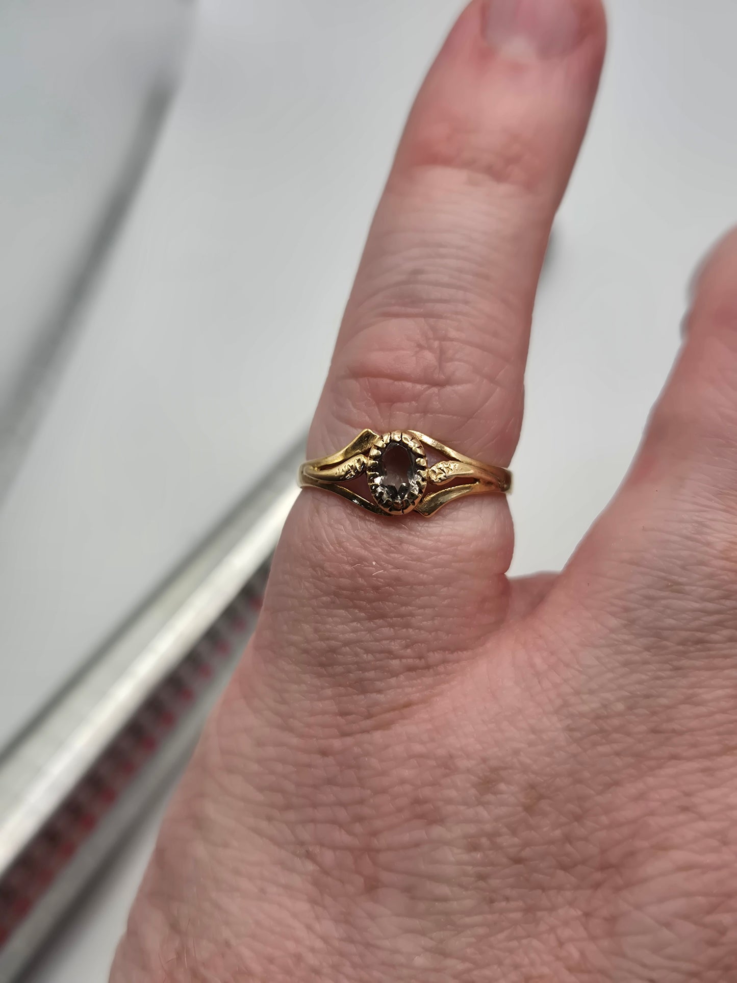 9ct gold quartz ring