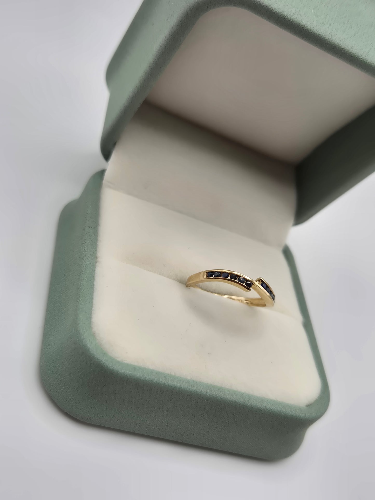 9ct gold sapphire ring