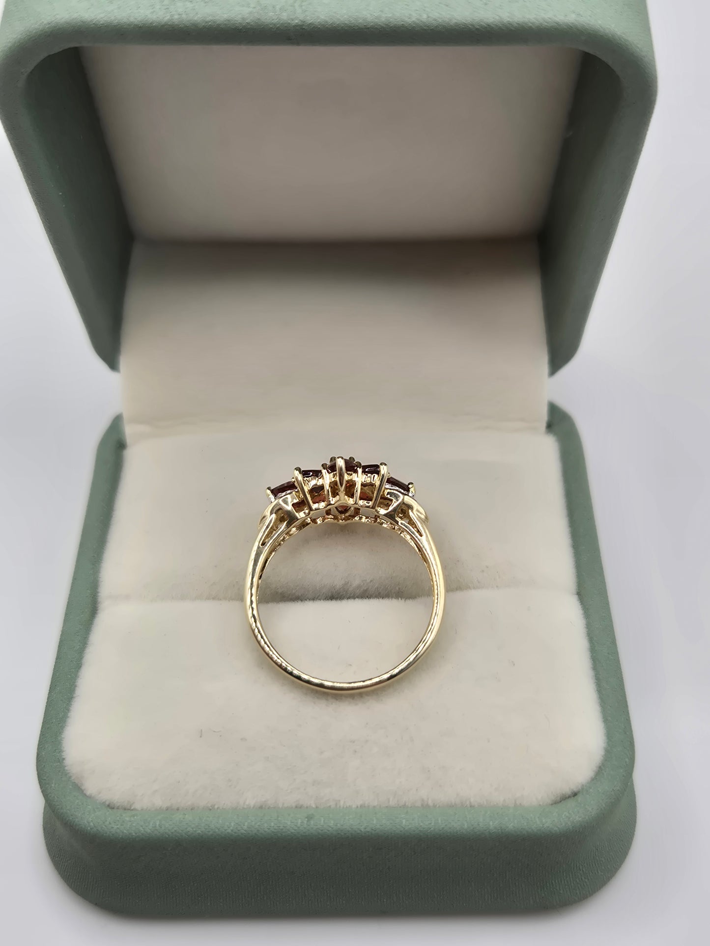 9ct gold garnet and diamond ring