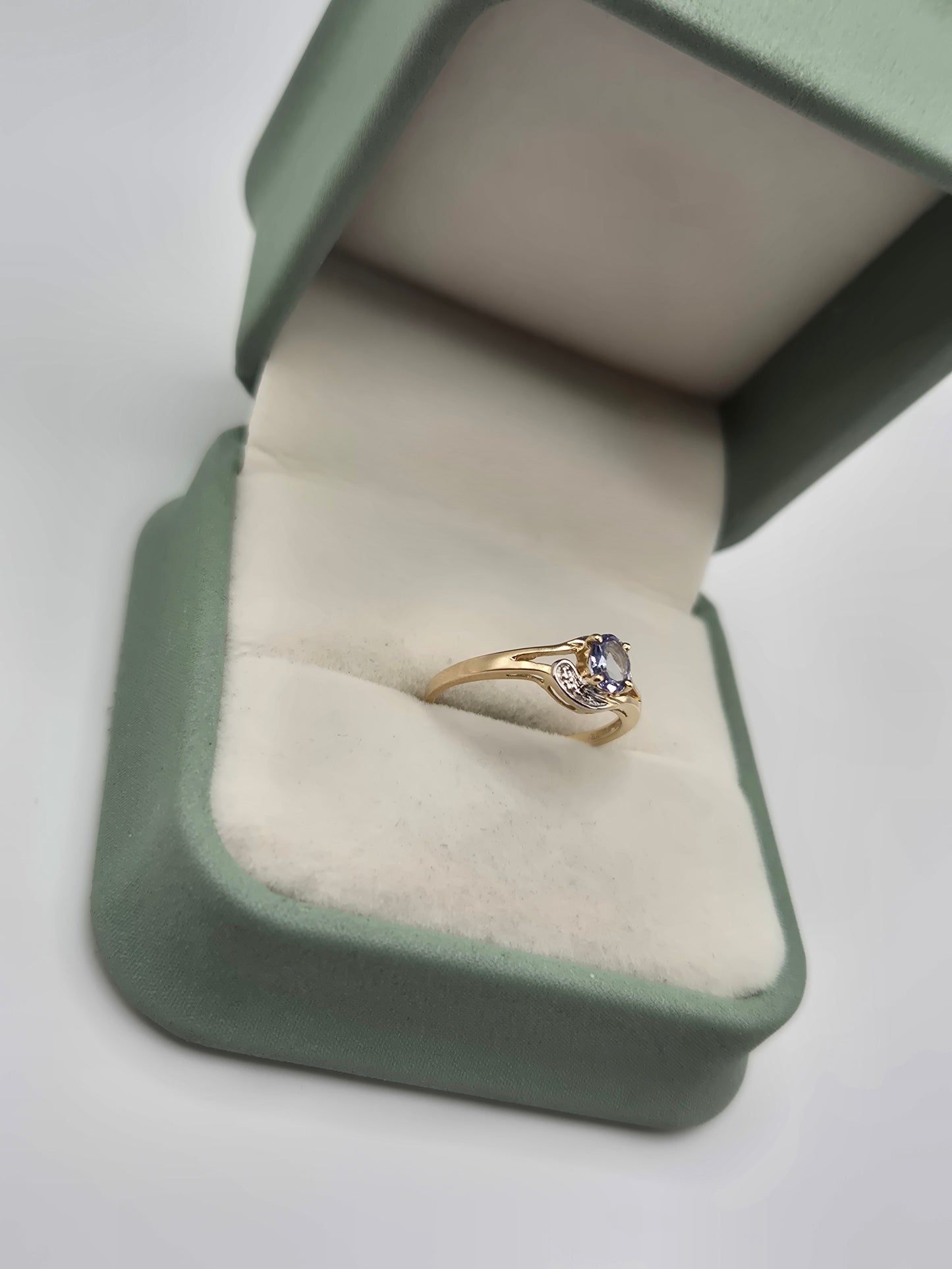 9ct gold tanzanite ring