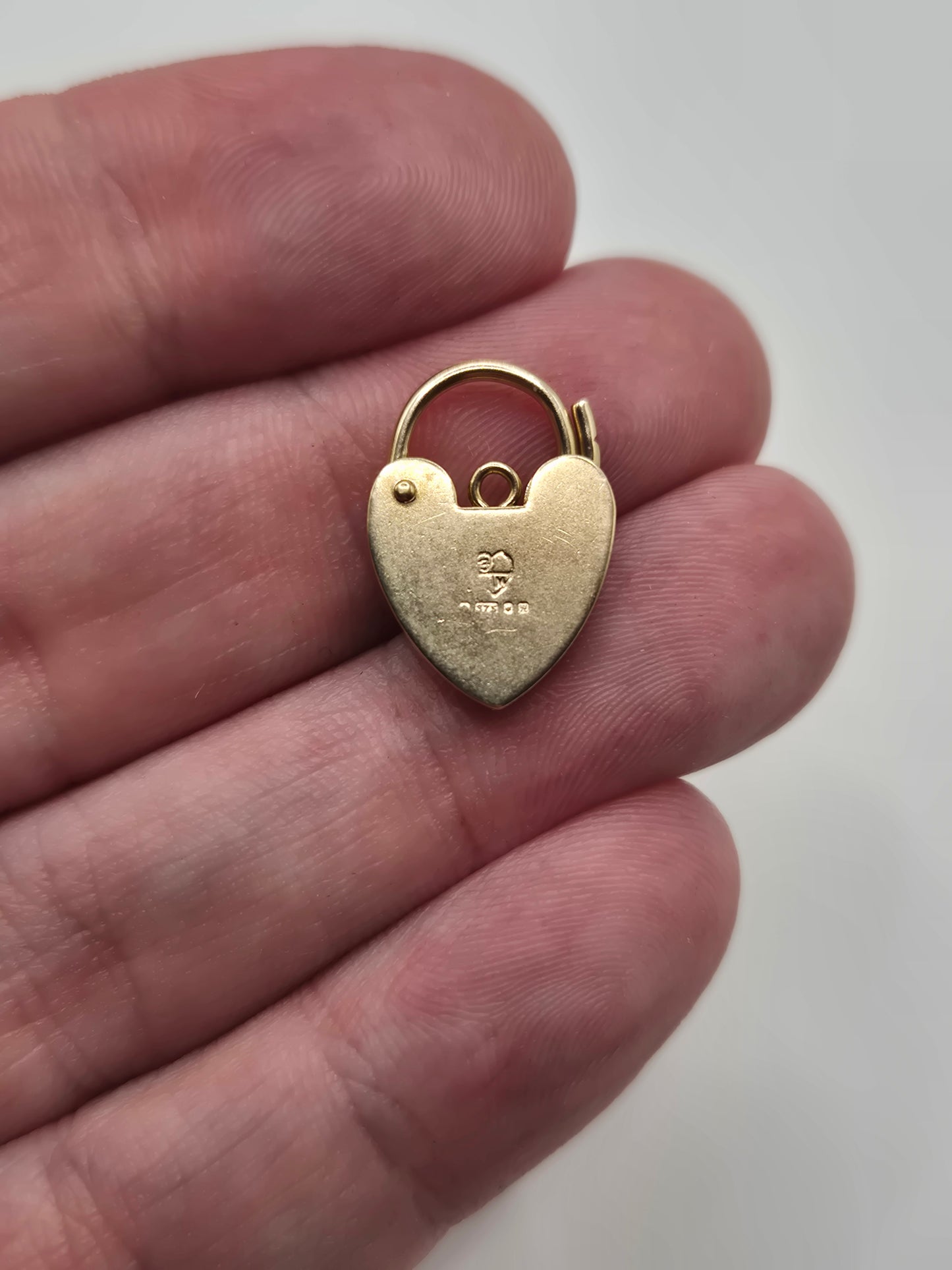 9ct gold padlock (12)
