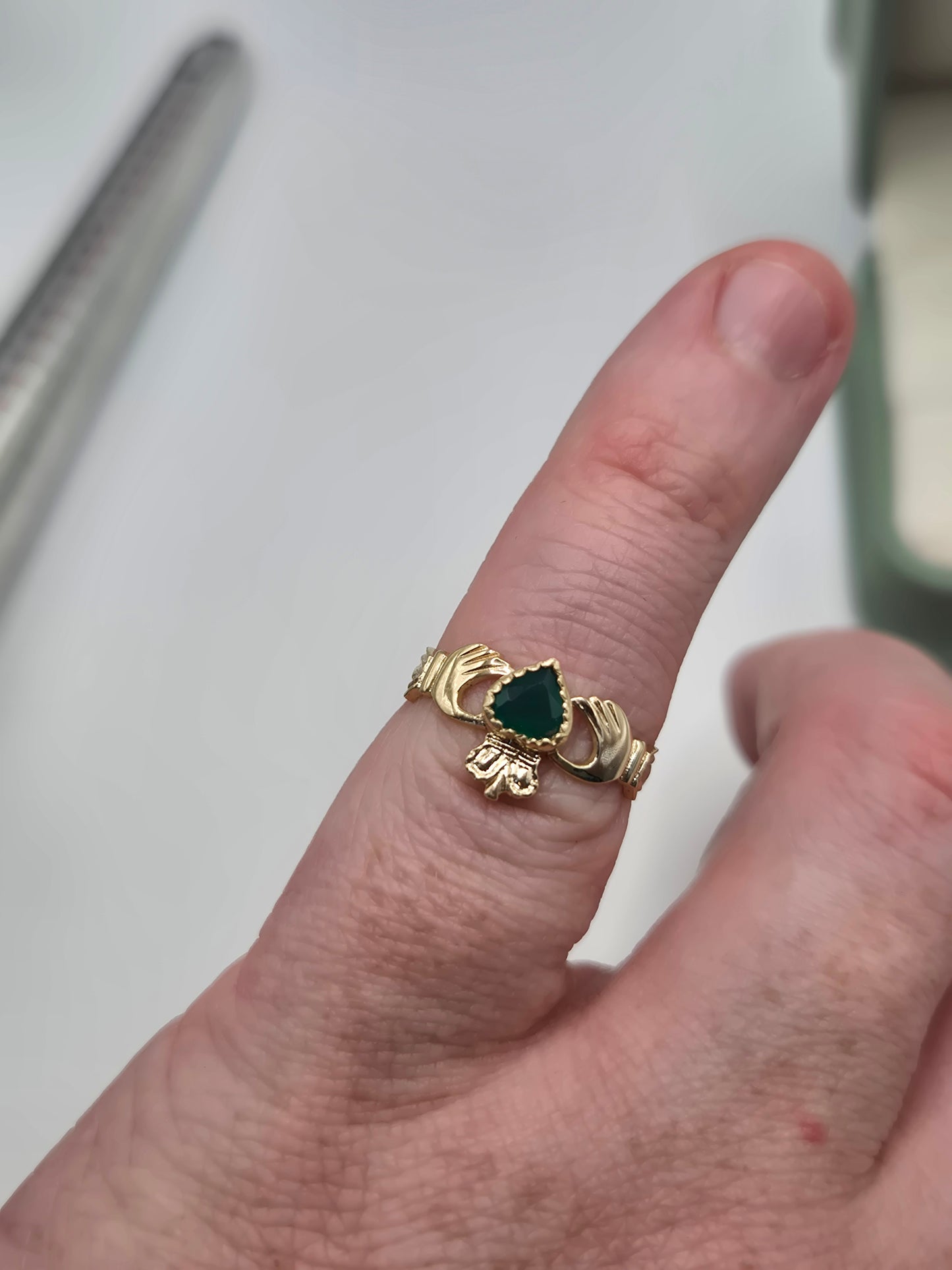 9ct gold agate claddagh ring