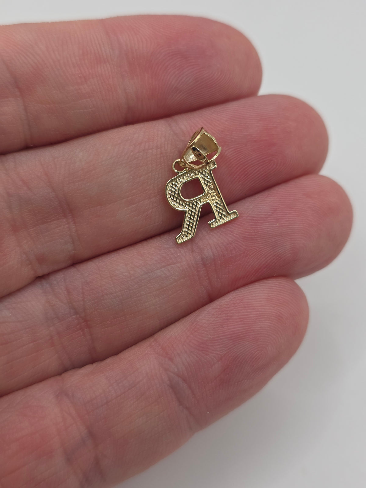 9ct gold initial R pendant