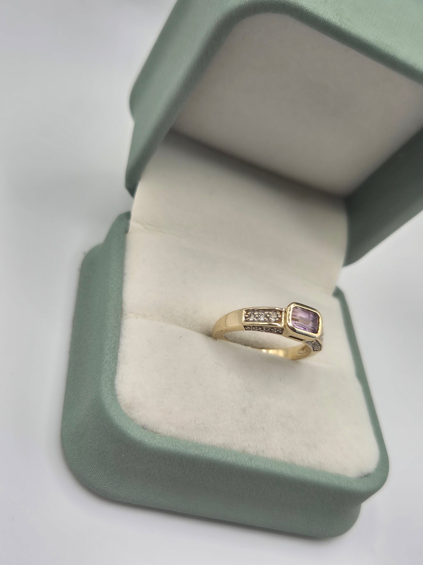 9ct gold amethyst and zircon ring