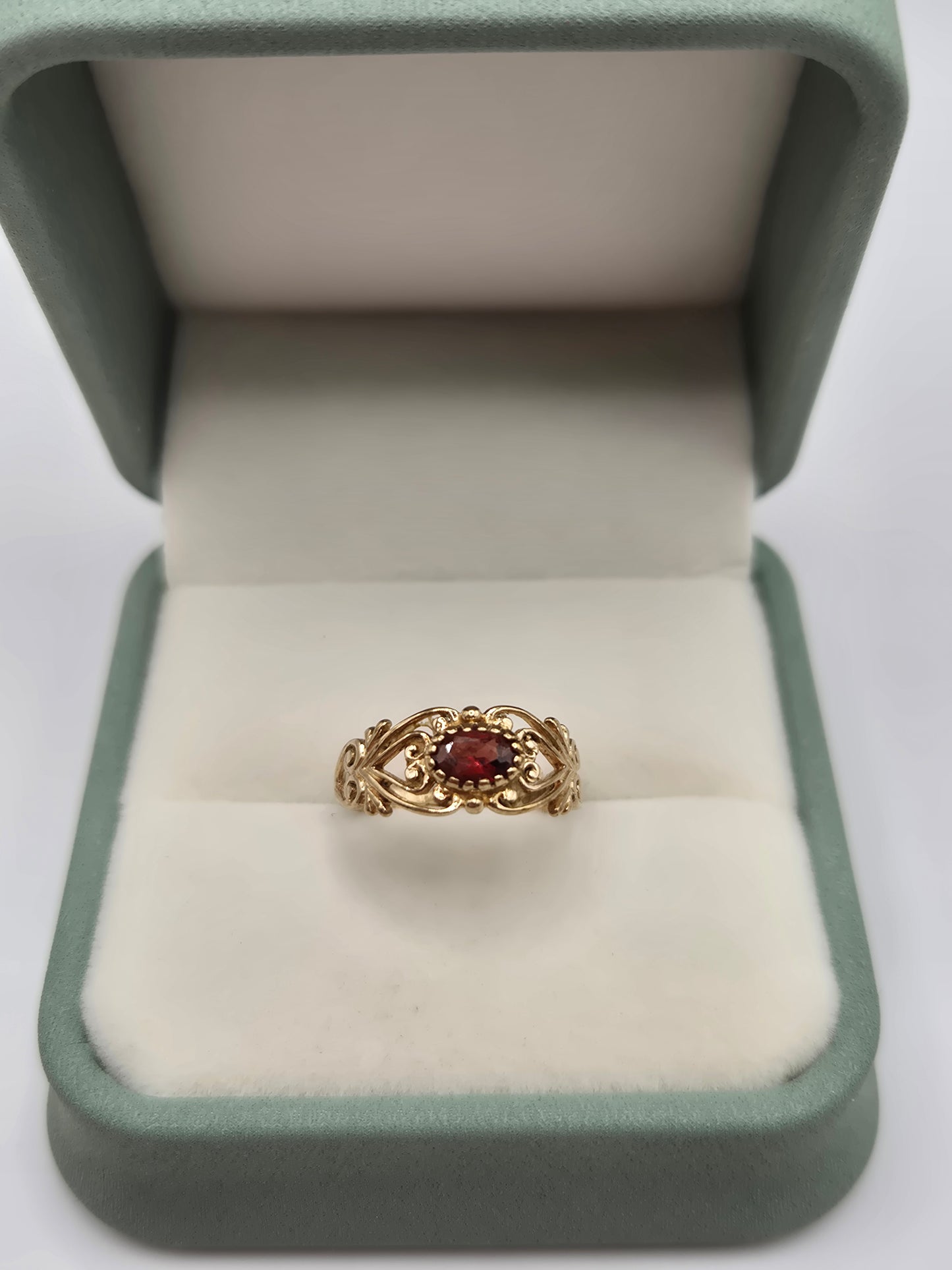 9ct gold garnet ring