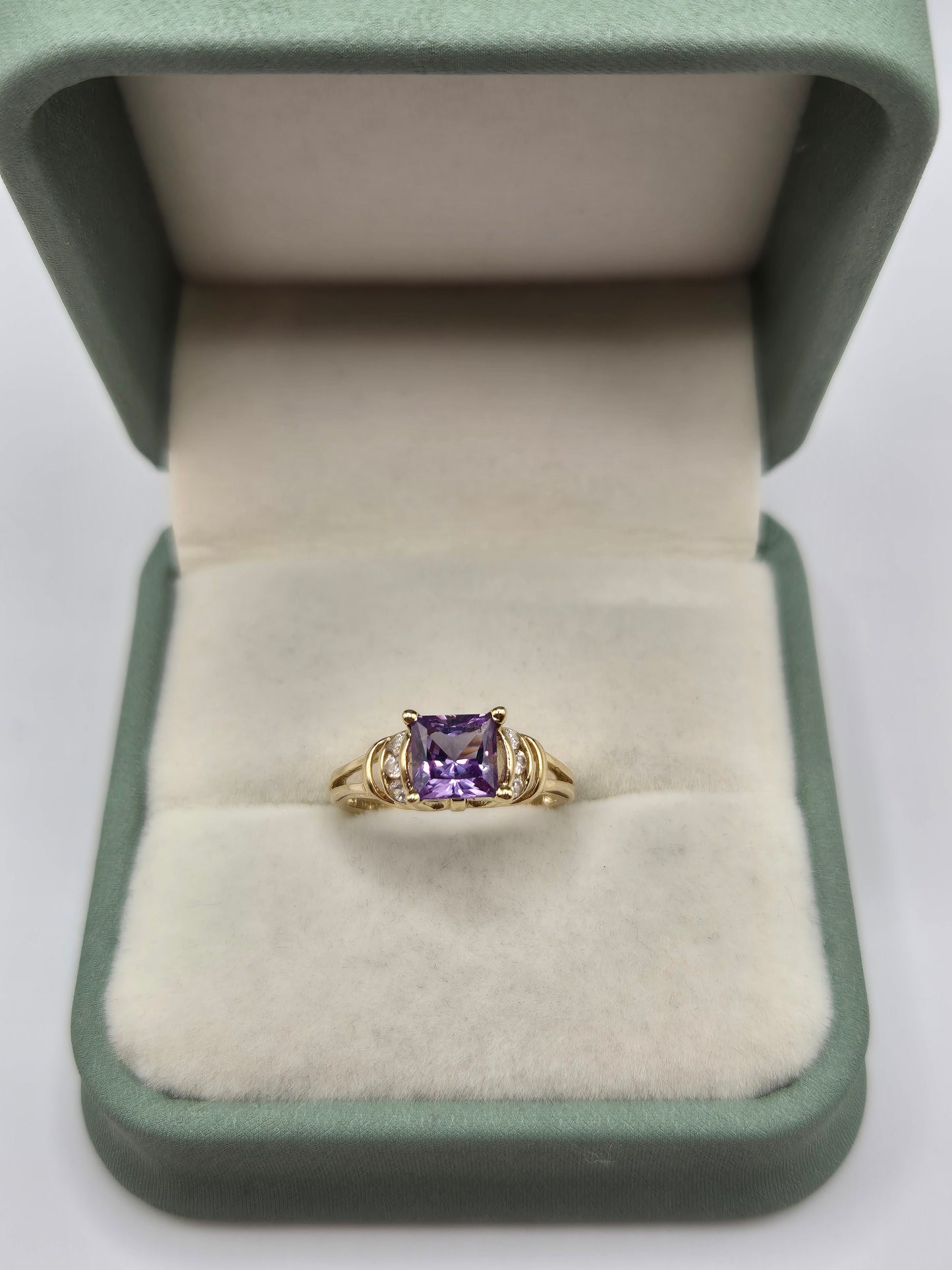 9ct gold iolite and cz ring