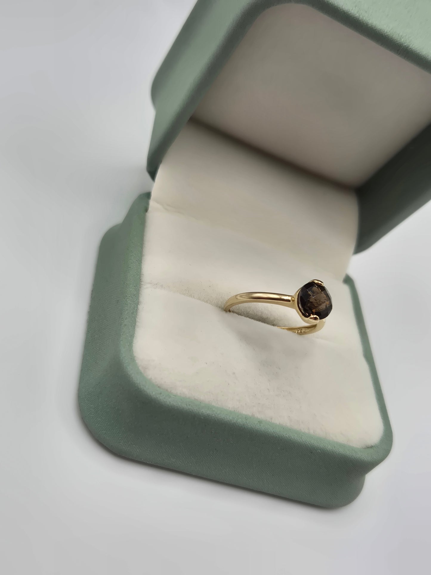 9ct gold quartz ring