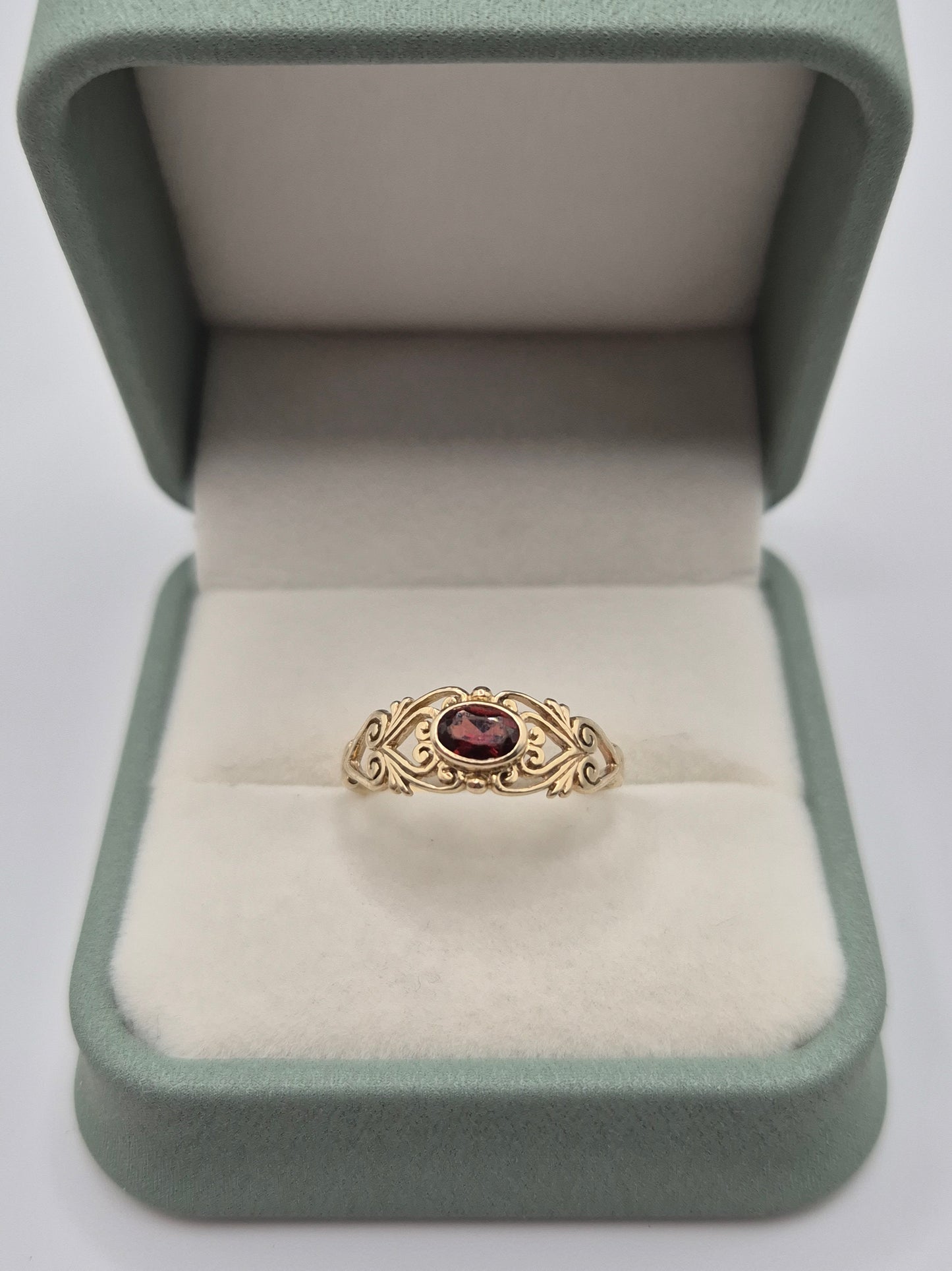 9ct gold garnet ring