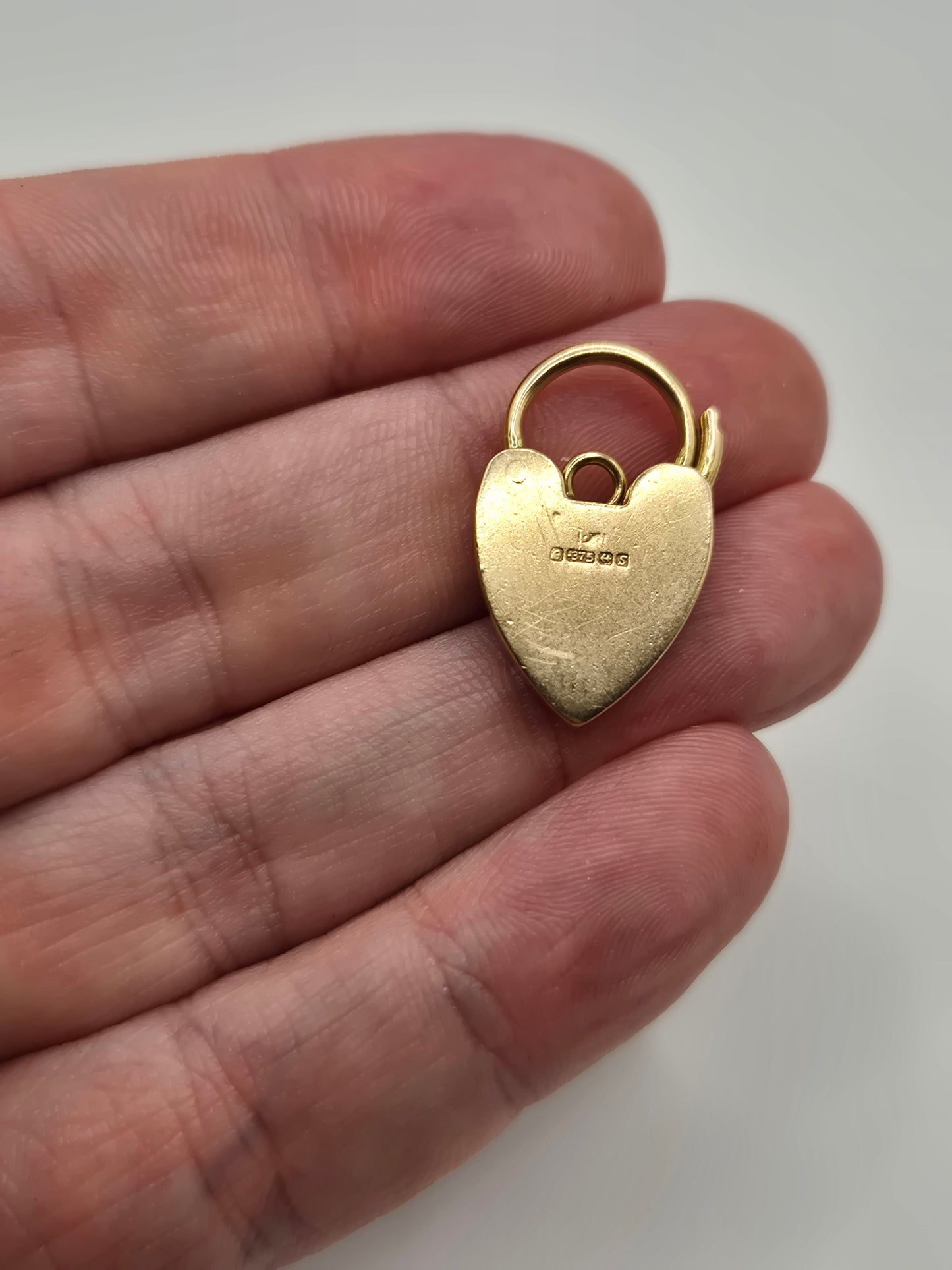 9ct gold padlock (2)