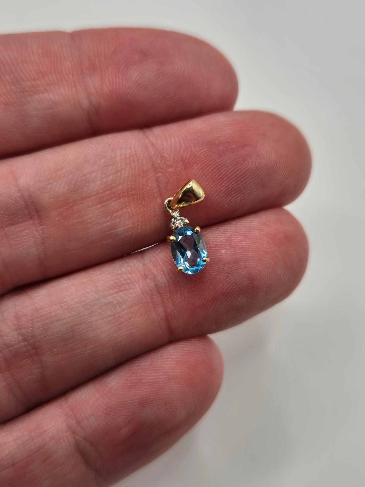 9ct gold topaz and diamond pendant