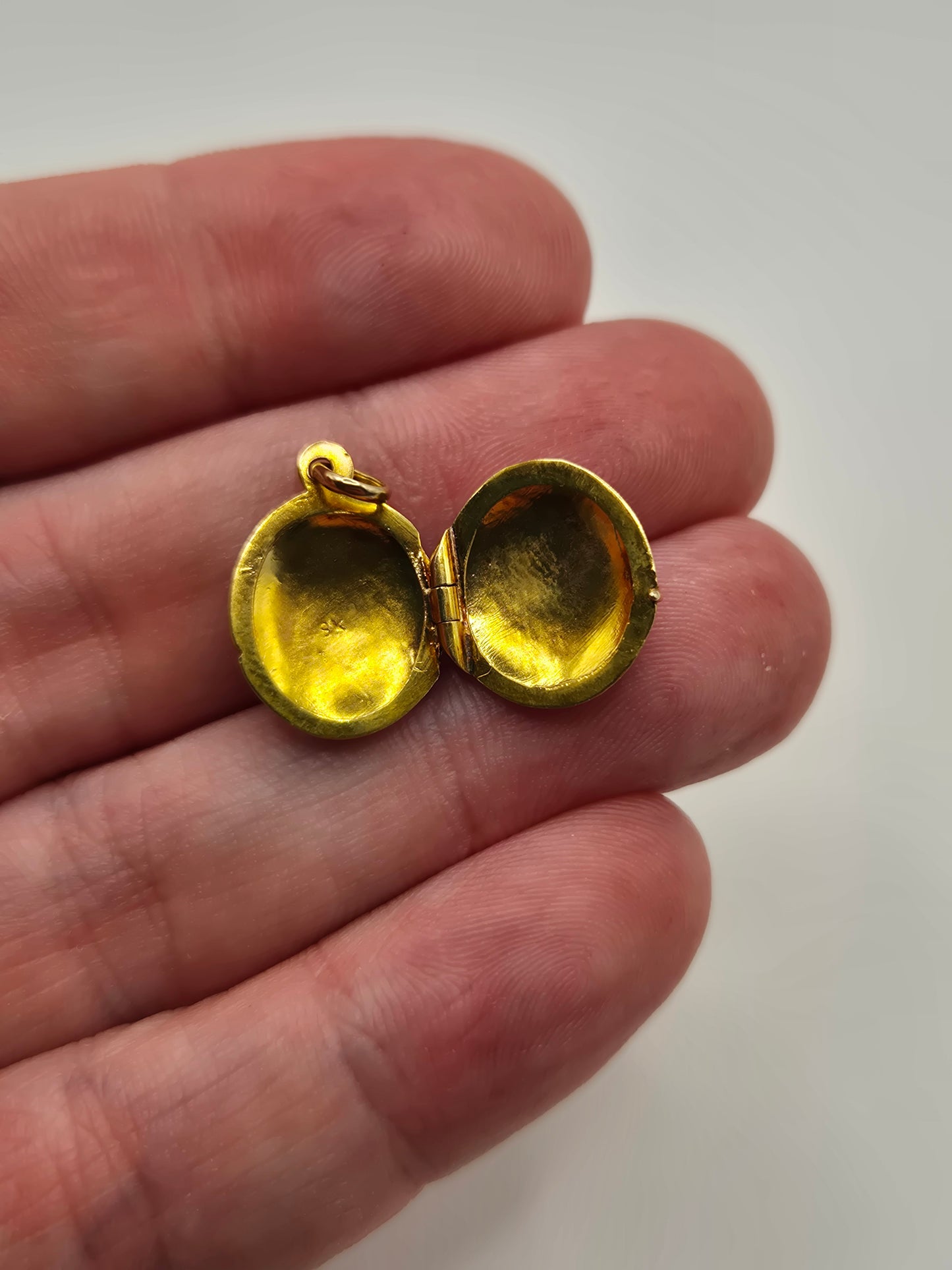 9ct gold locket pendant