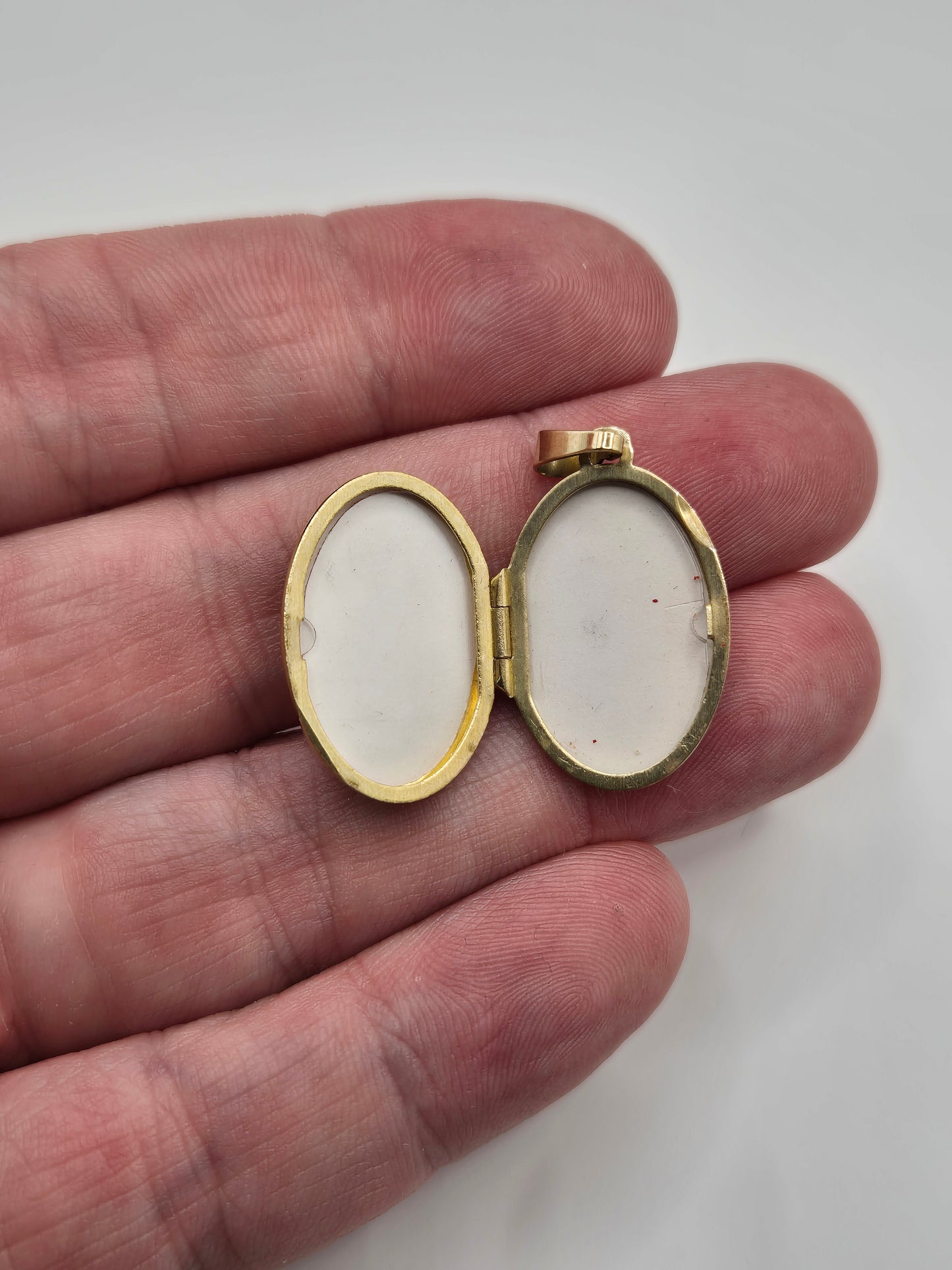 Heavy 9ct gold locket