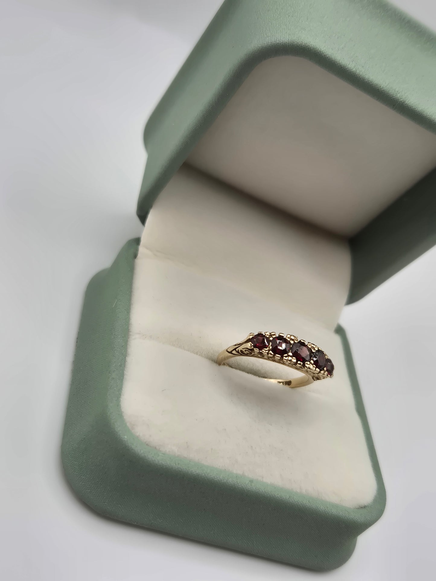 9ct gold garnet ring