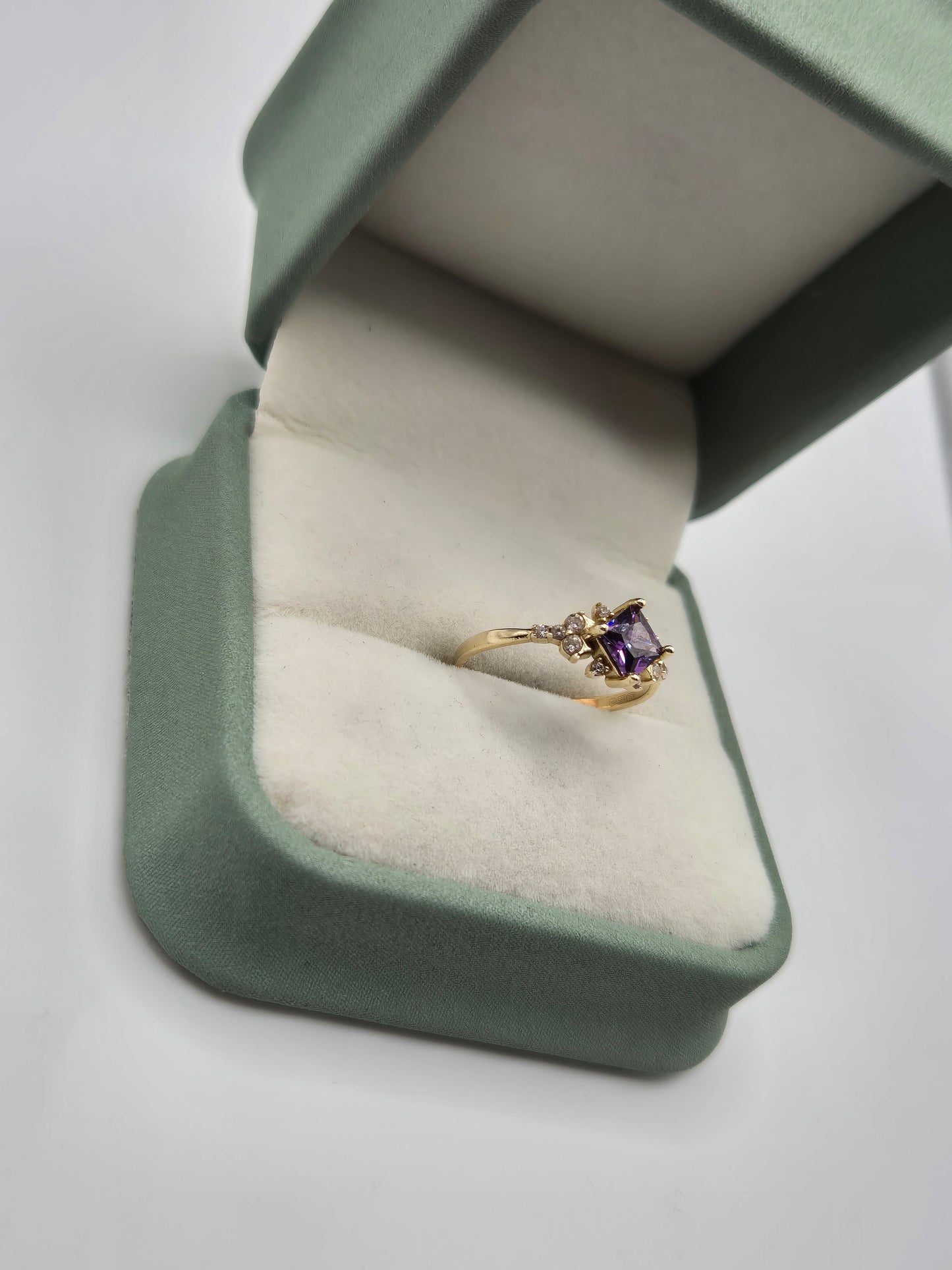 9ct gold amethyst and white topaz ring