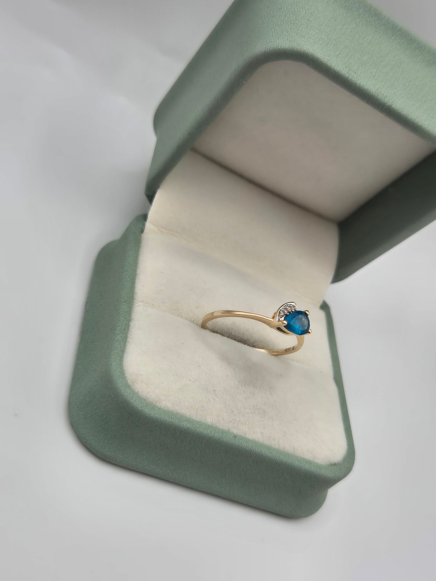 9ct gold blue apatite and diamond ring