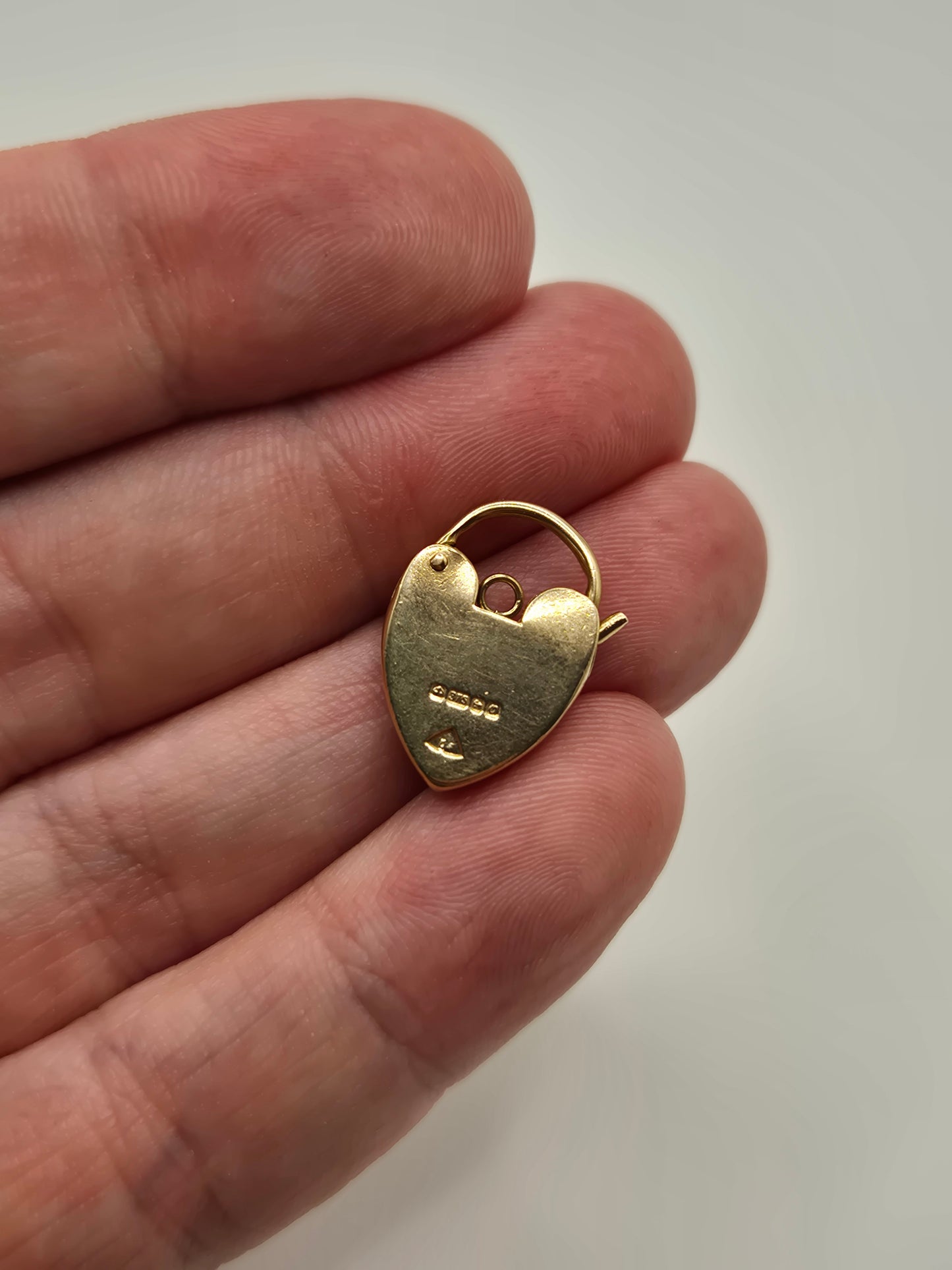 9ct gold padlock (5)