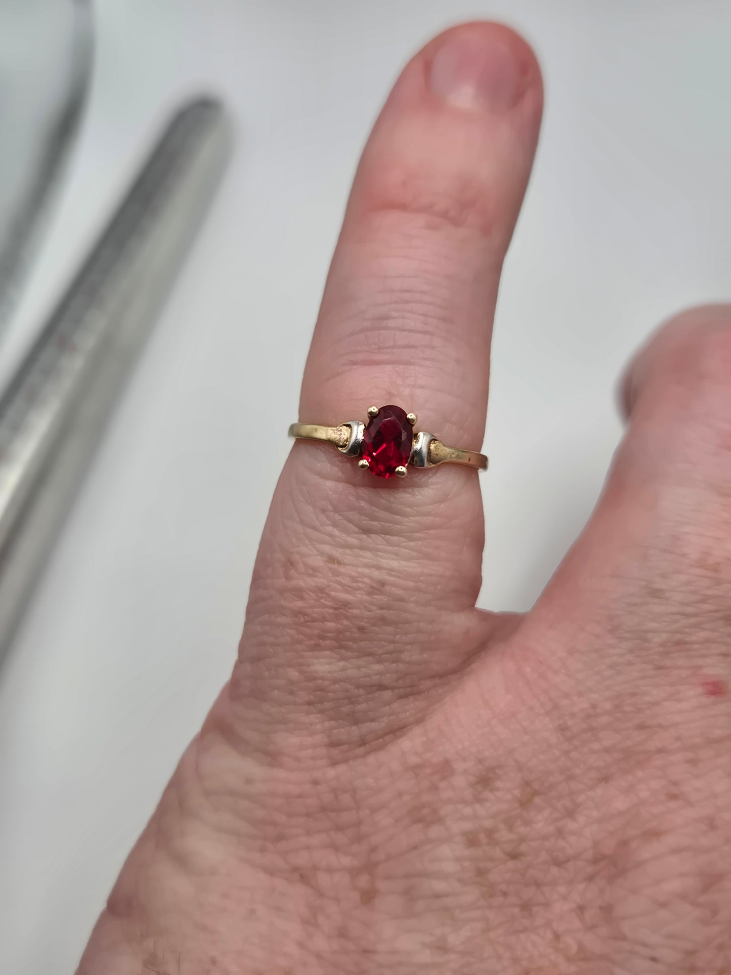9ct gold garnet ring