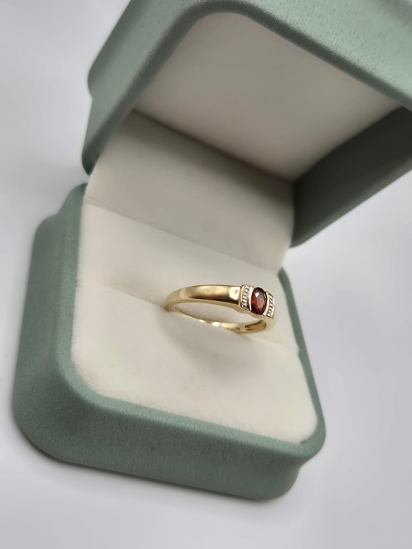 9ct gold garnet ring