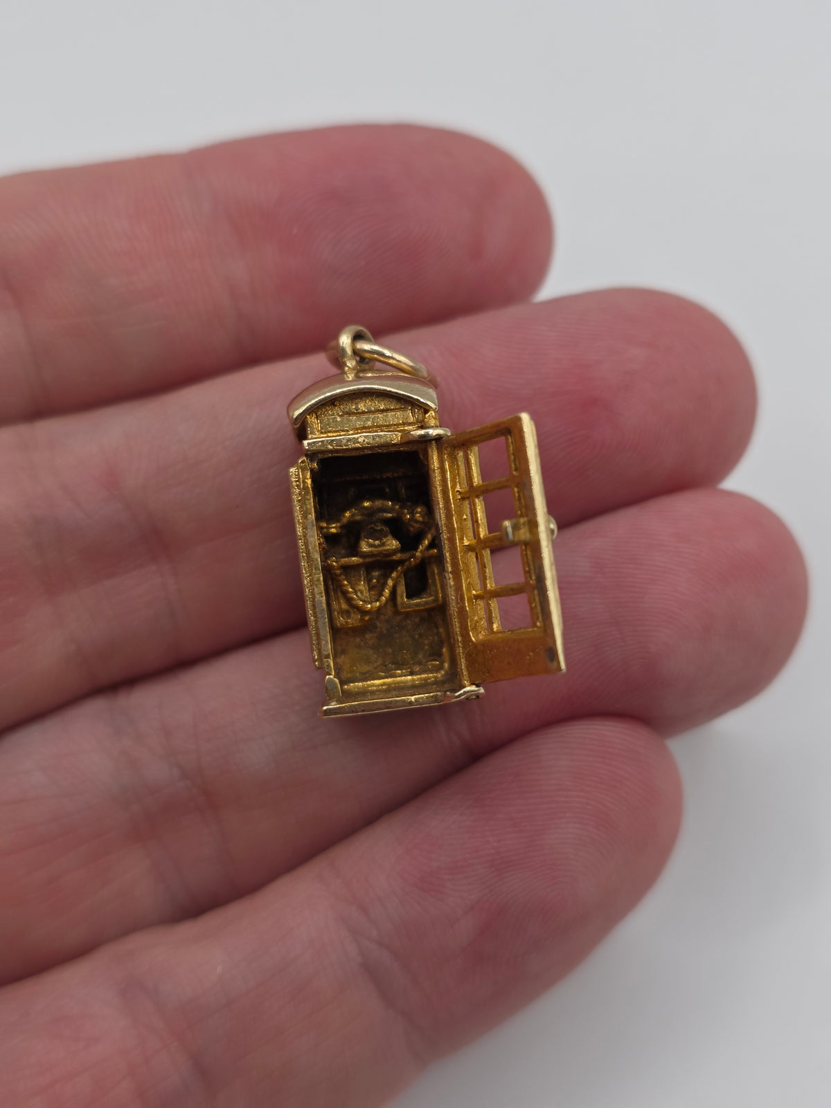 Heavy 9ct gold London phone box charm