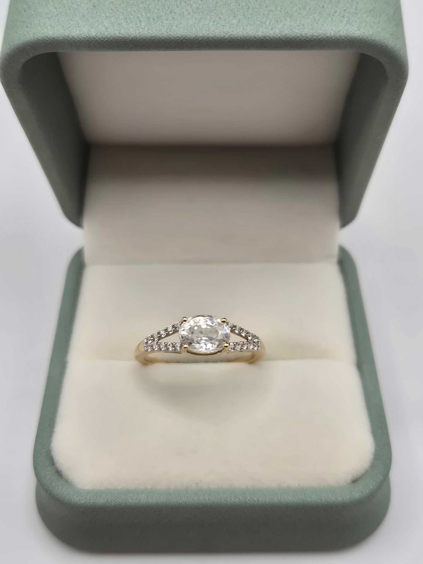 9ct gold white topaz ring