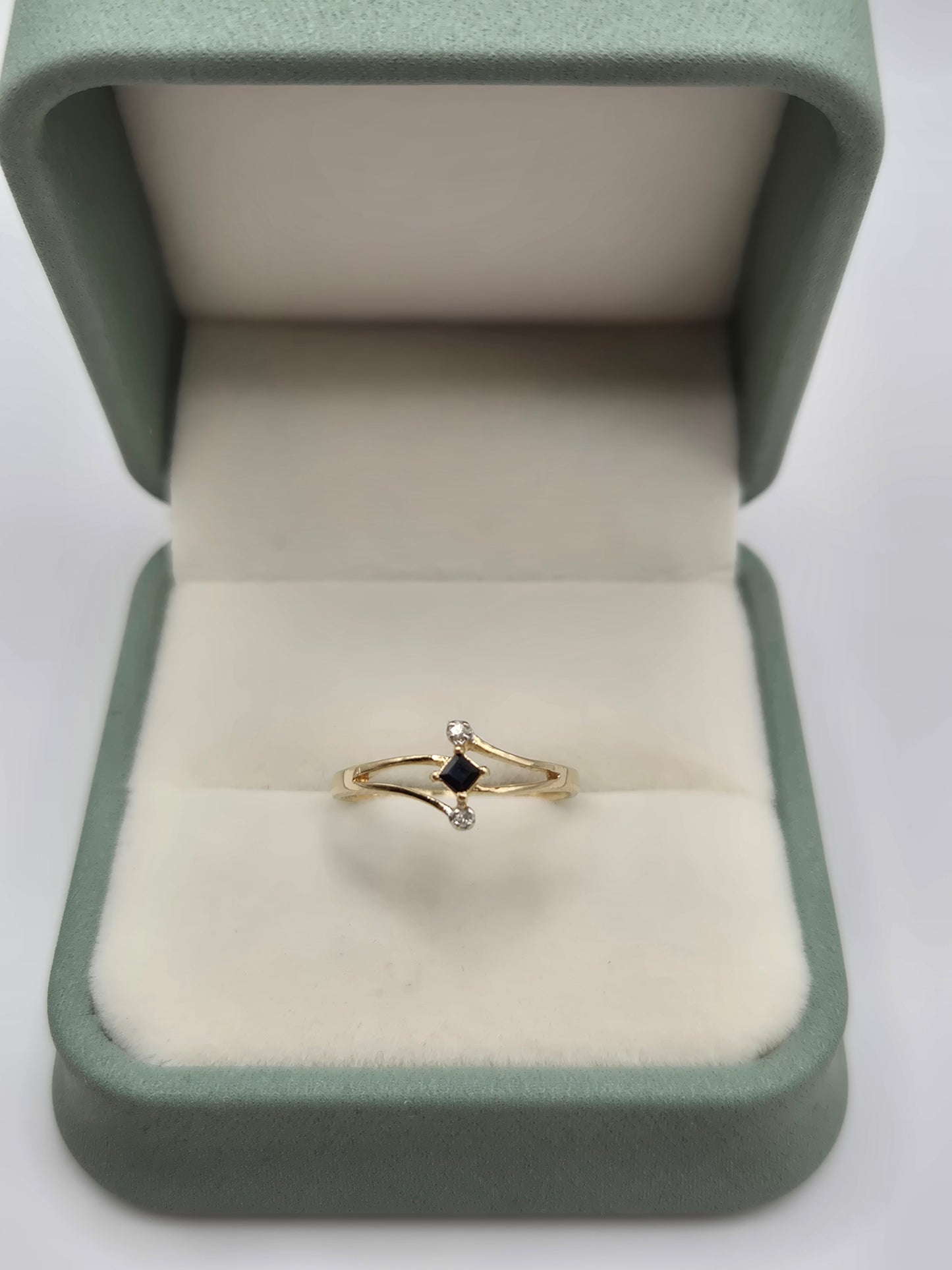 9ct gold sapphire and diamond ring