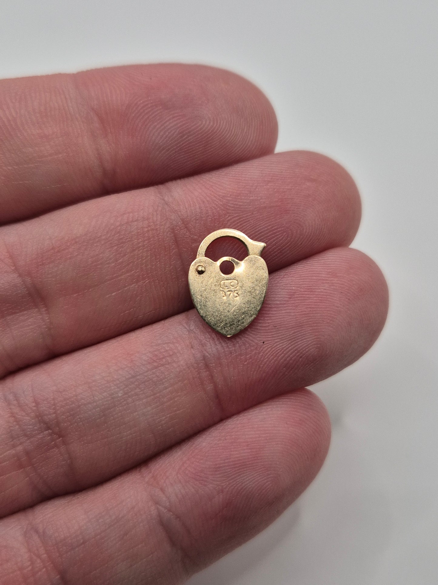 9ct gold padlock (28)