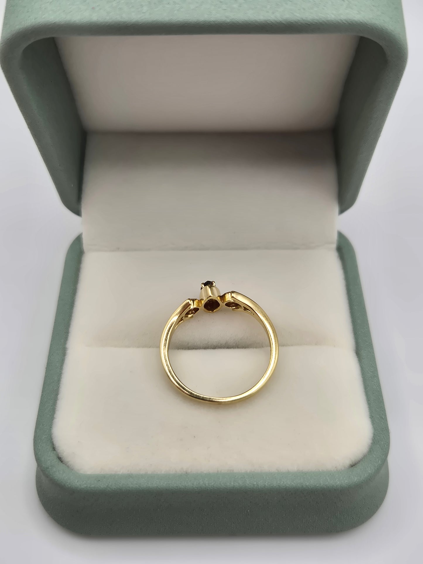18ct gold sapphire and diamond ring