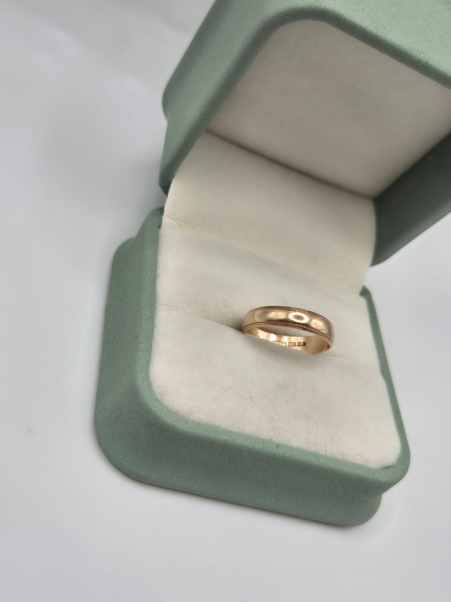 9ct gold patterned band ring
