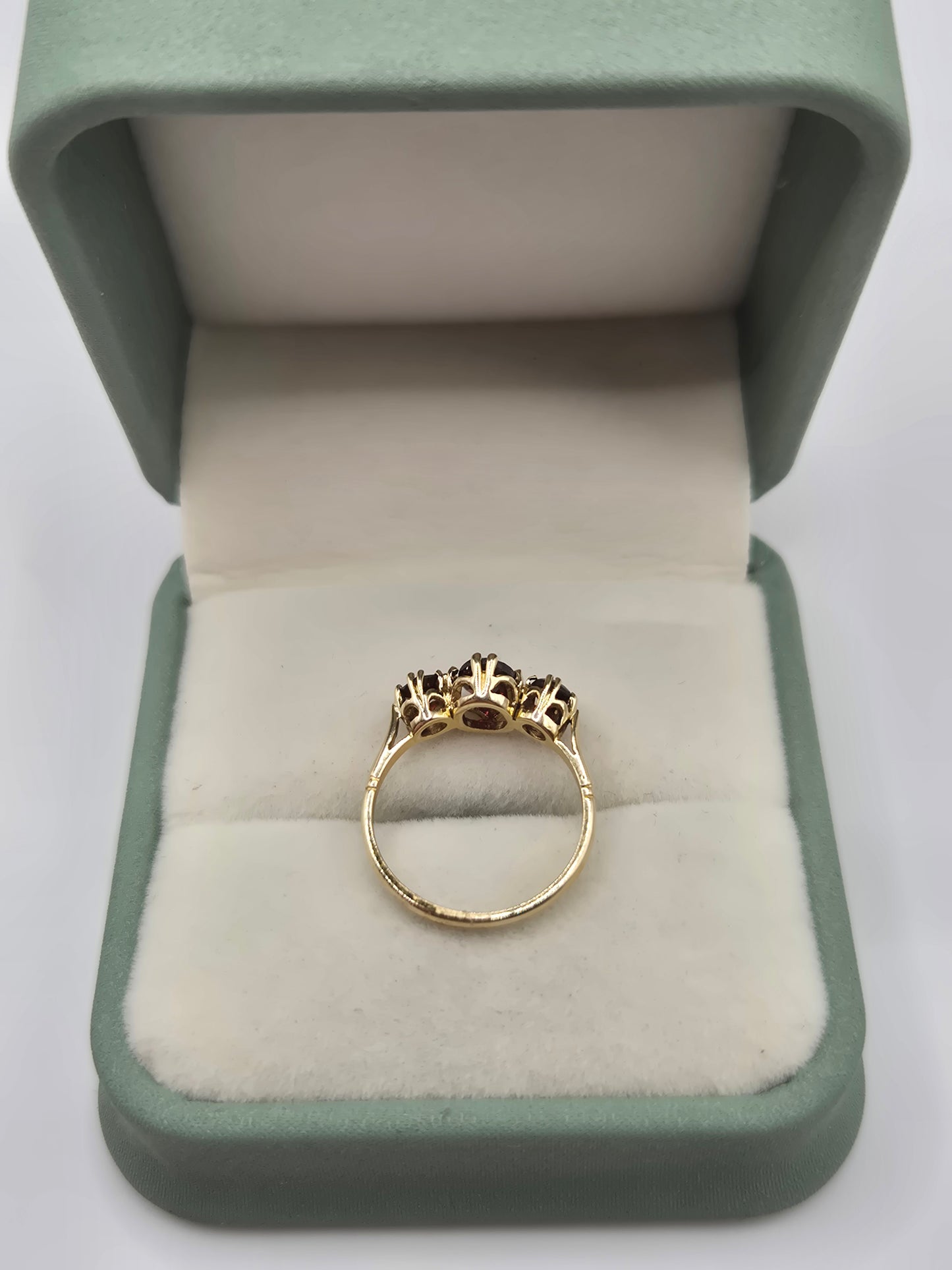 9ct gold garnet ring