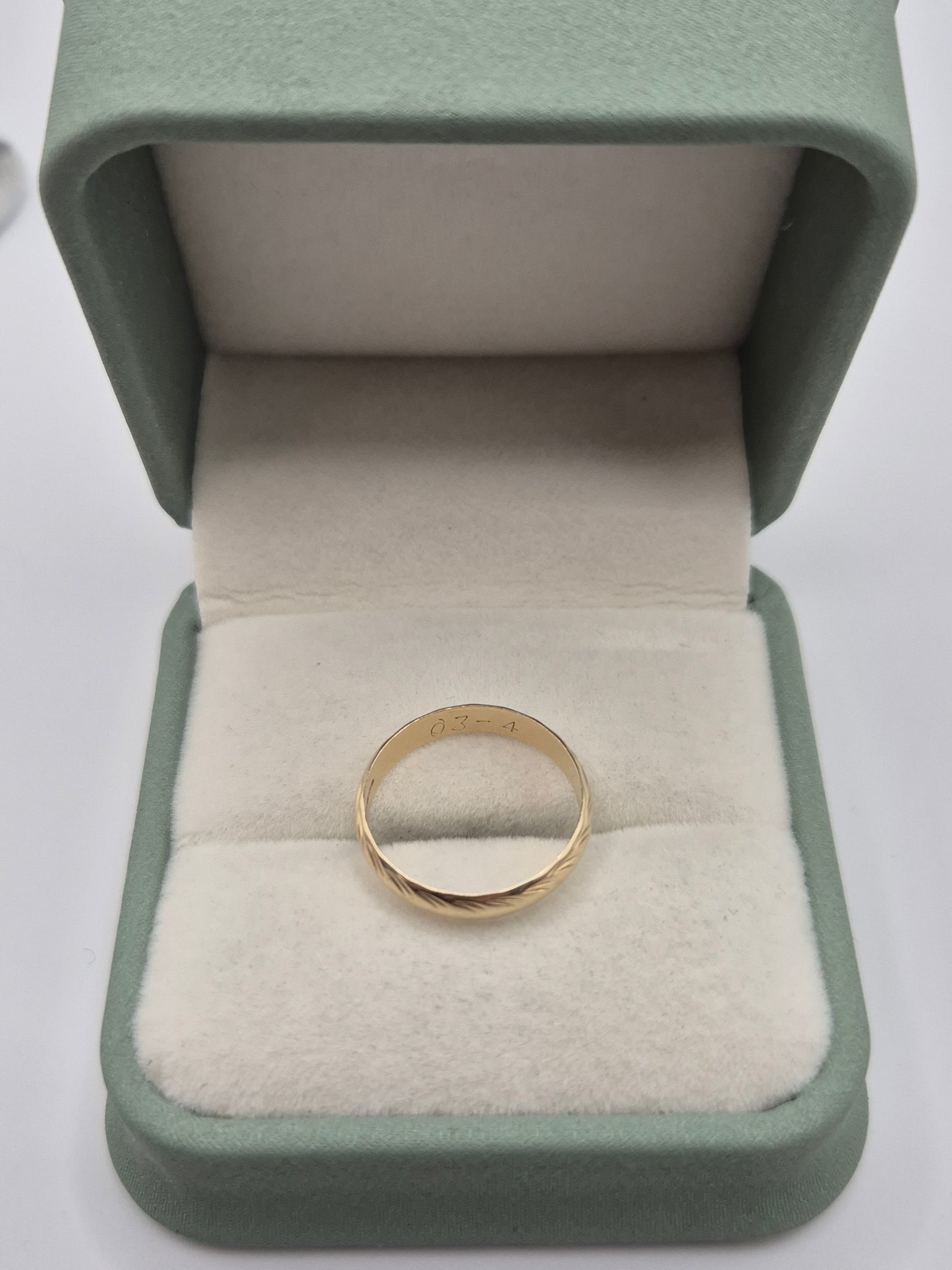9ct gold patterned band ring