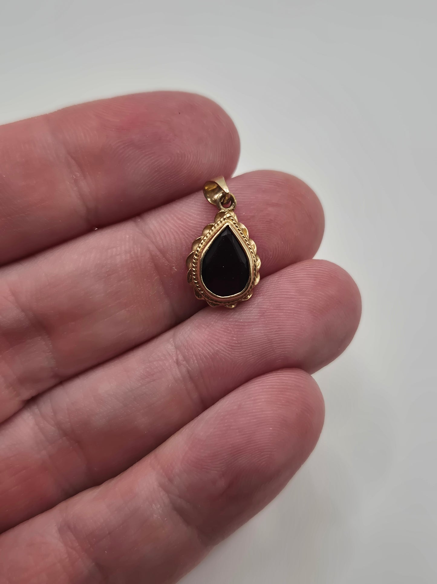 9ct gold garnet pendant