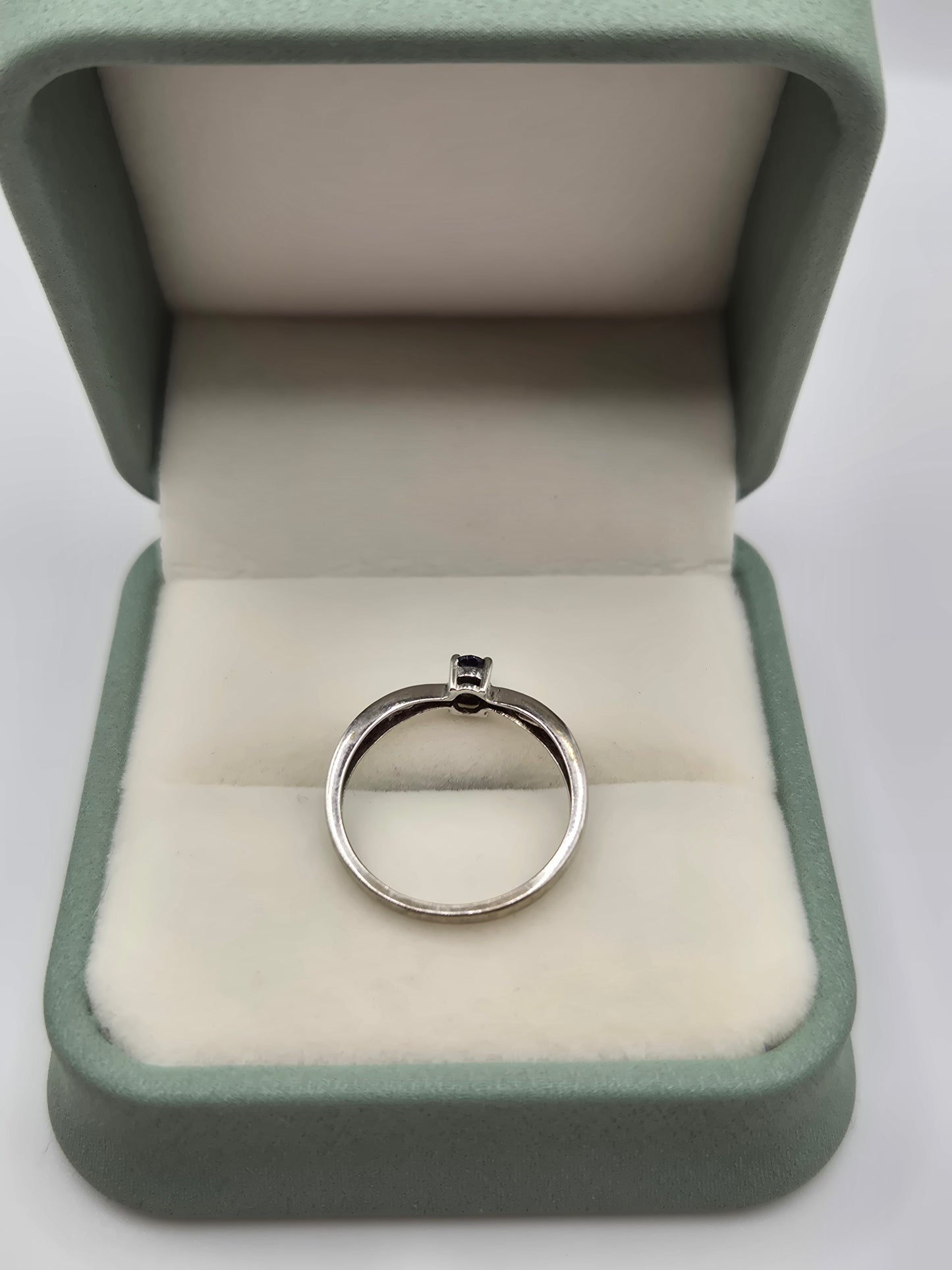 9ct white gold sapphire and diamond ring