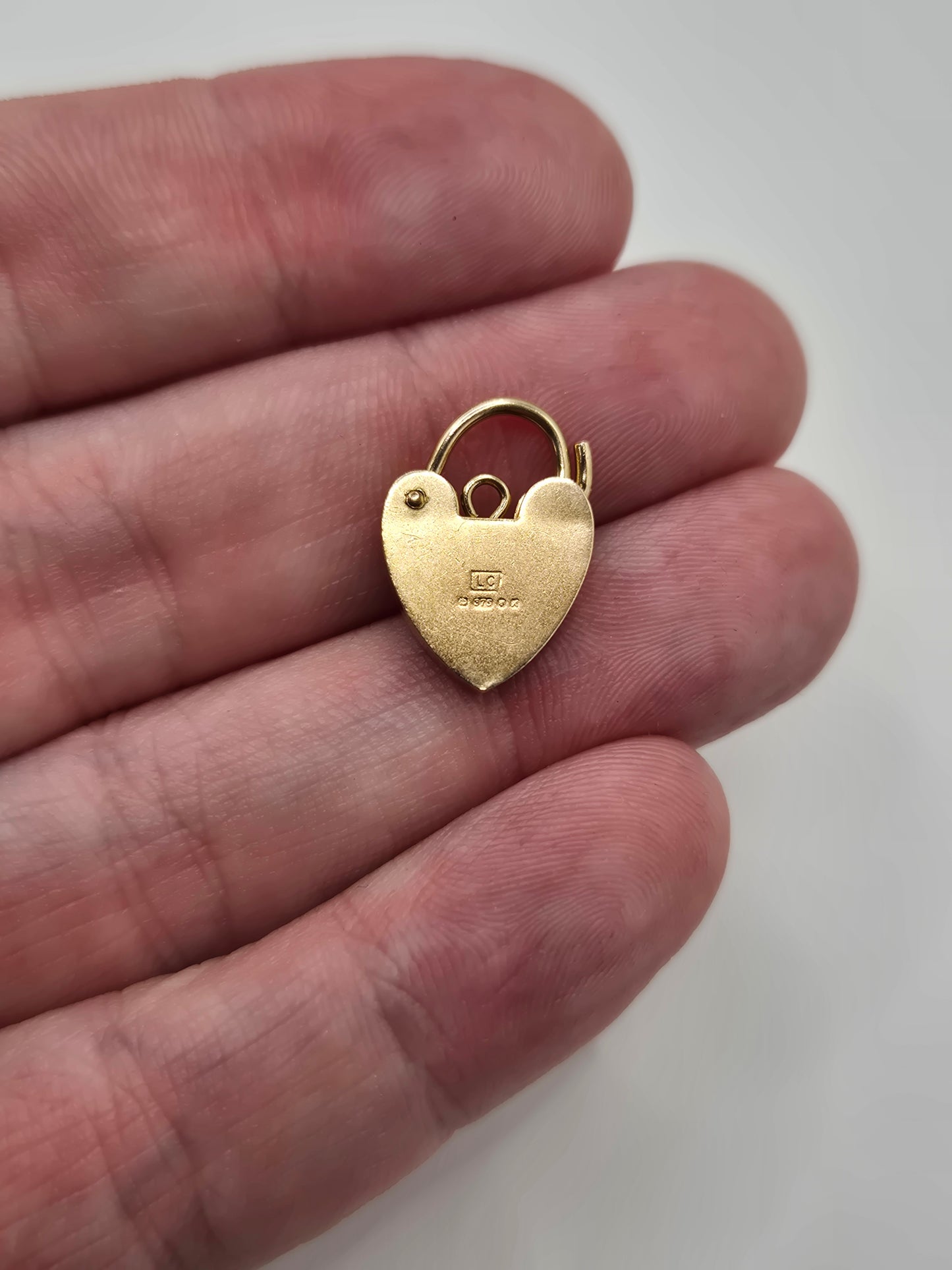 9ct gold padlock (9)