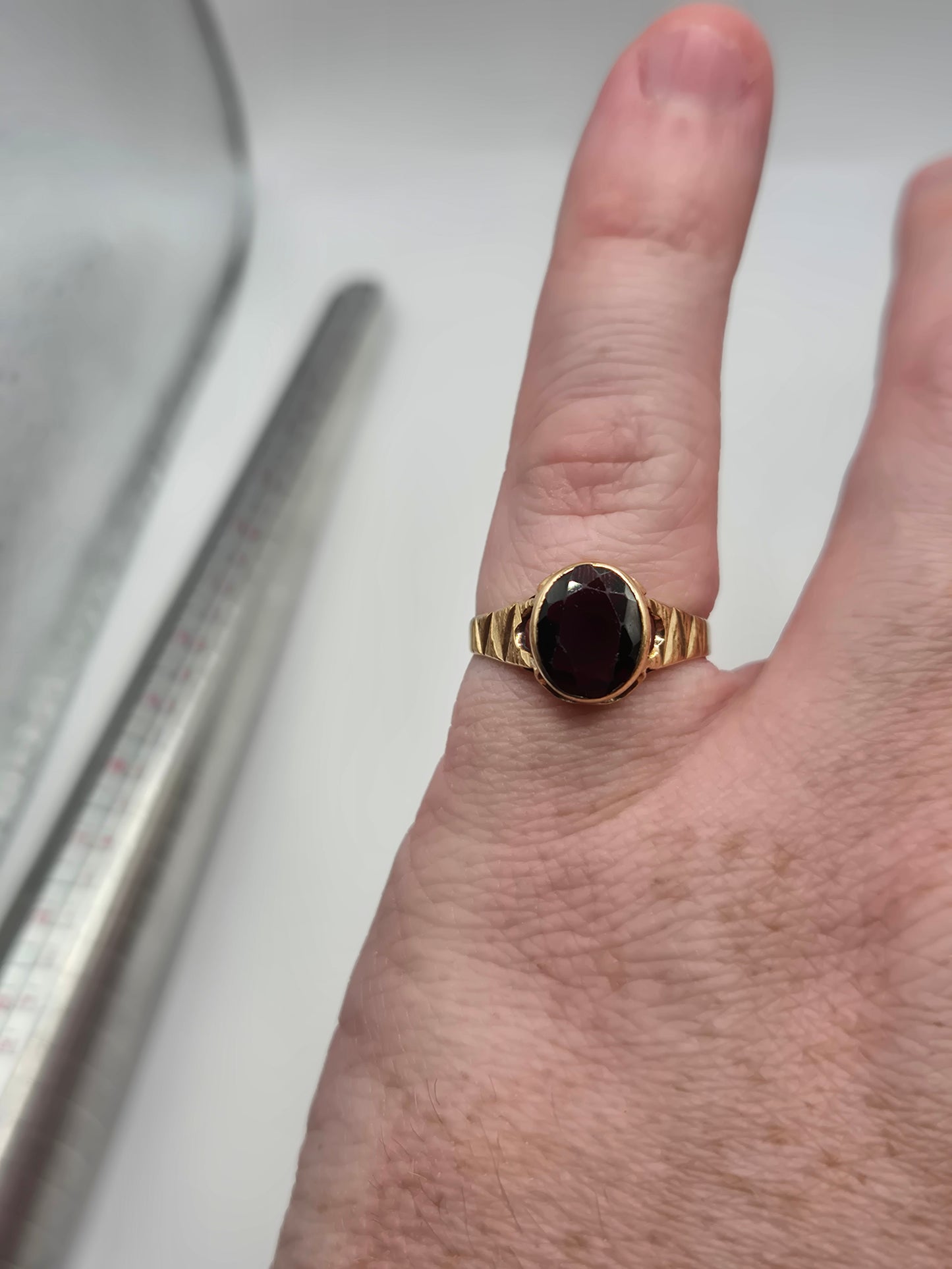 9ct gold garnet ring