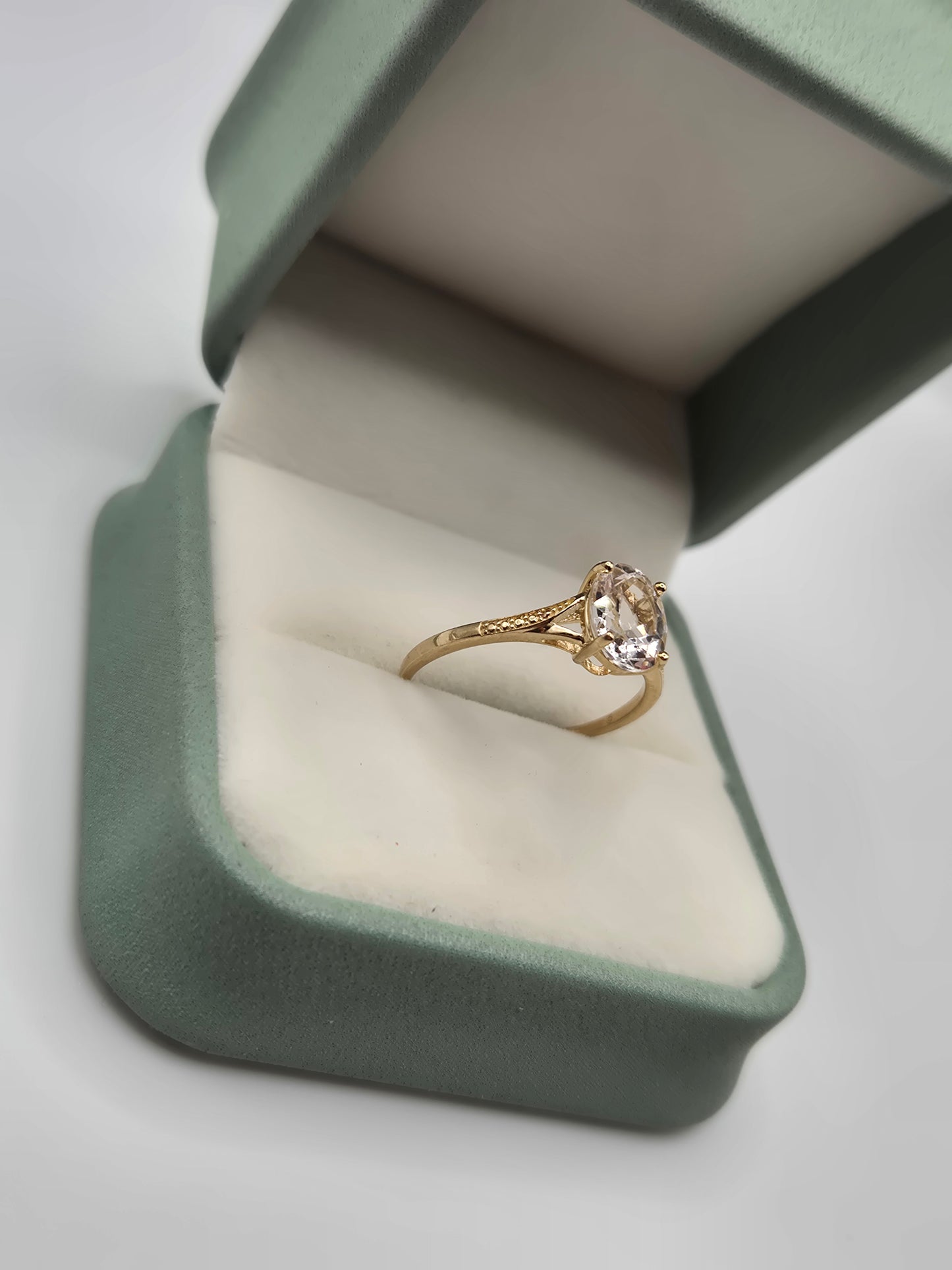 9ct gold white topaz ring