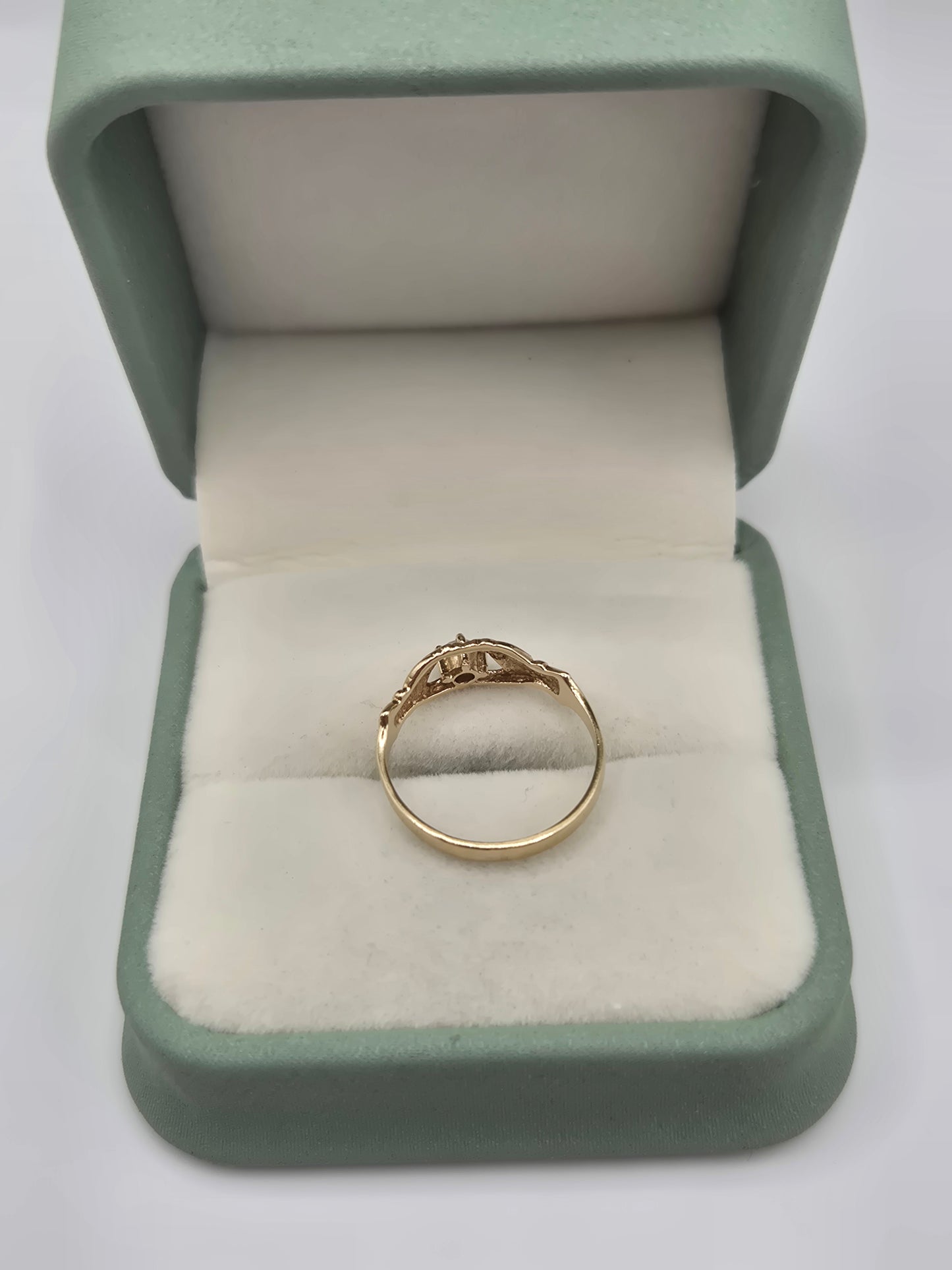 9ct gold cz claddagh ring