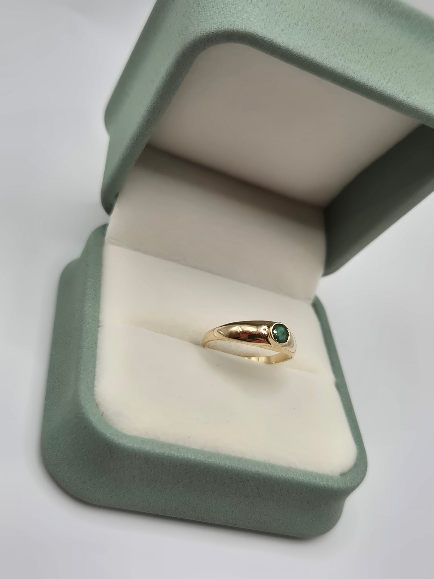 9ct gold emerald gypsy ring